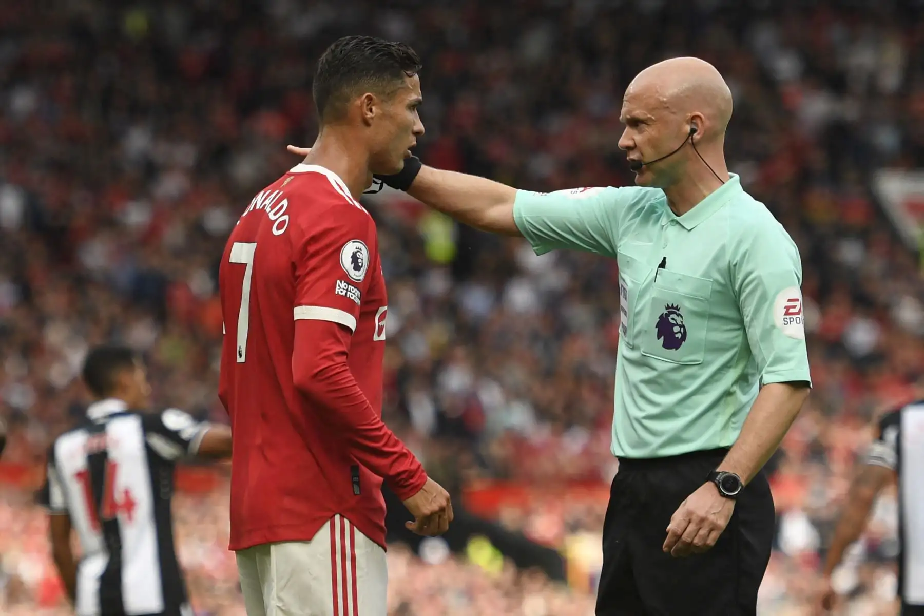El delantero portugués del Manchester United, Cristiano Ronaldo, habla con el árbitro durante el partido ante Newcastle por la Premier League. Foto: AFP