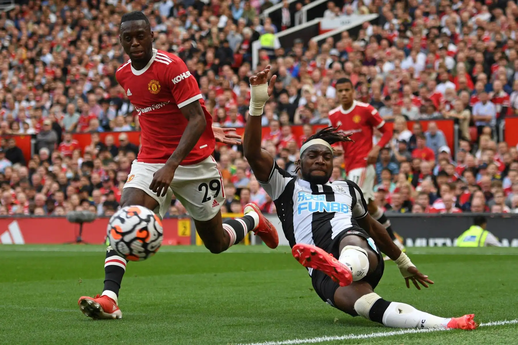 El centrocampista francés del Newcastle United, Allan Saint-Maximin, cruza el balón durante el partido de la Premier League.
Foto: AFP