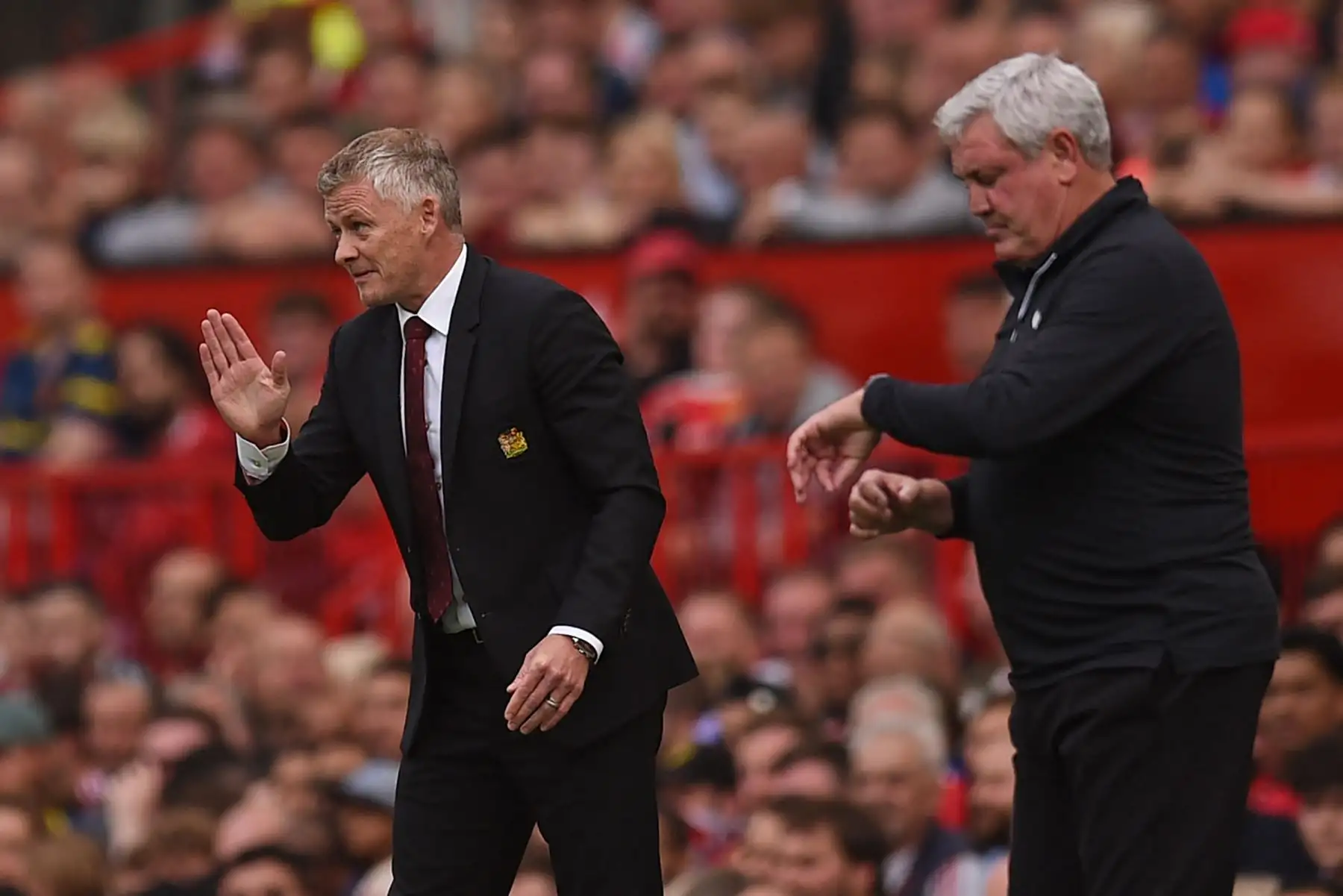 El entrenador noruego del Manchester United, Ole Gunnar Solskjaer  y el entrenador en jefe inglés del Newcastle United, Steve Bruce, en la línea de banda durante el partido de la Premier League.
Foto: AFP