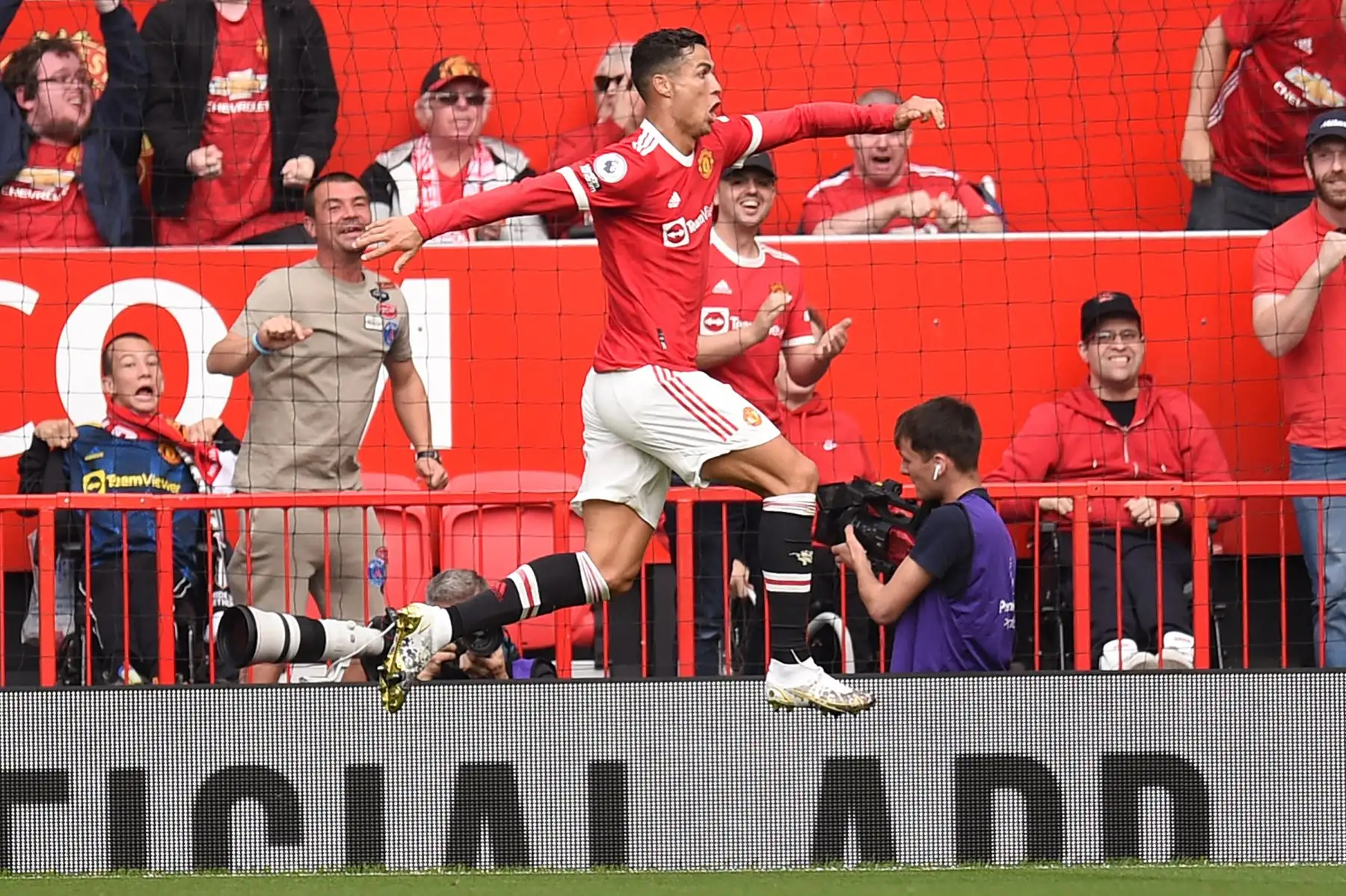 El delantero portugués del Manchester United, Cristiano Ronaldo, celebra tras marcar el gol de apertura del partido de la Premier League. Foto: AFP