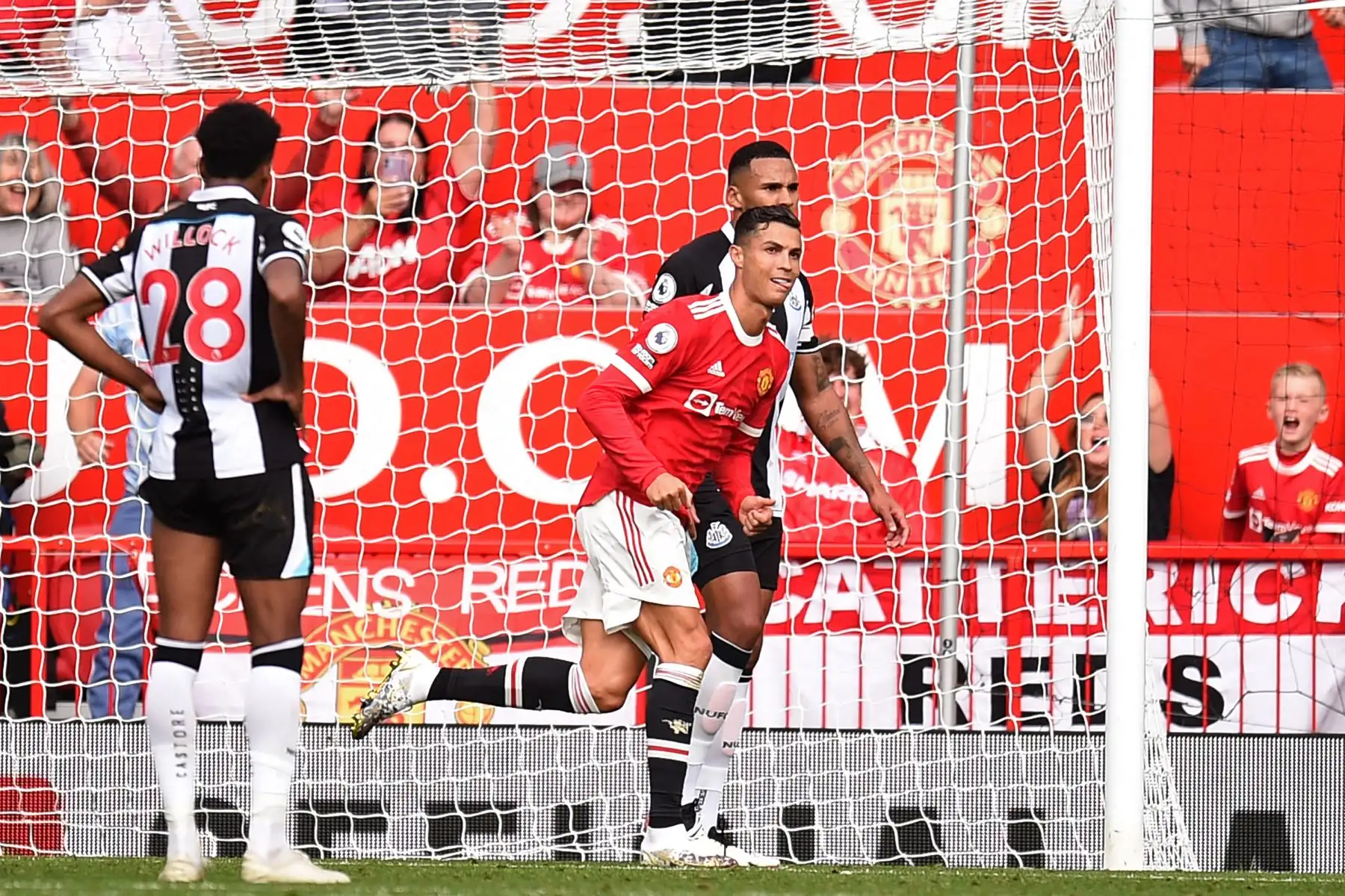 El delantero portugués del Manchester United, Cristiano Ronaldo, celebra tras marcar el gol de apertura del partido de la Premier League. Foto: AFP