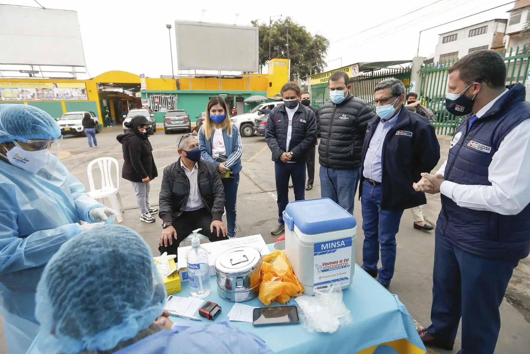 El ministro de Salud, Hernando Cevallos, supervisa la vacunación contra la covid-19 como parte de la estrategia ‘Vamos a tu encuentro, Vacúnate Ya’, en el mercado Santa Rosa de Chorrillos. Foto: ANDINA/Minsa