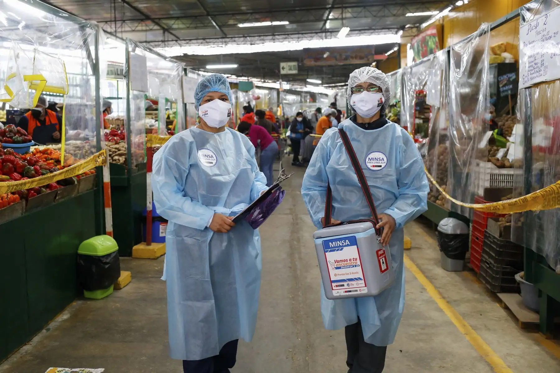 El ministro de Salud, Hernando Cevallos, supervisa la vacunación contra la covid-19 como parte de la estrategia ‘Vamos a tu encuentro, Vacúnate Ya’, en el mercado Santa Rosa de Chorrillos. Foto: ANDINA/Minsa