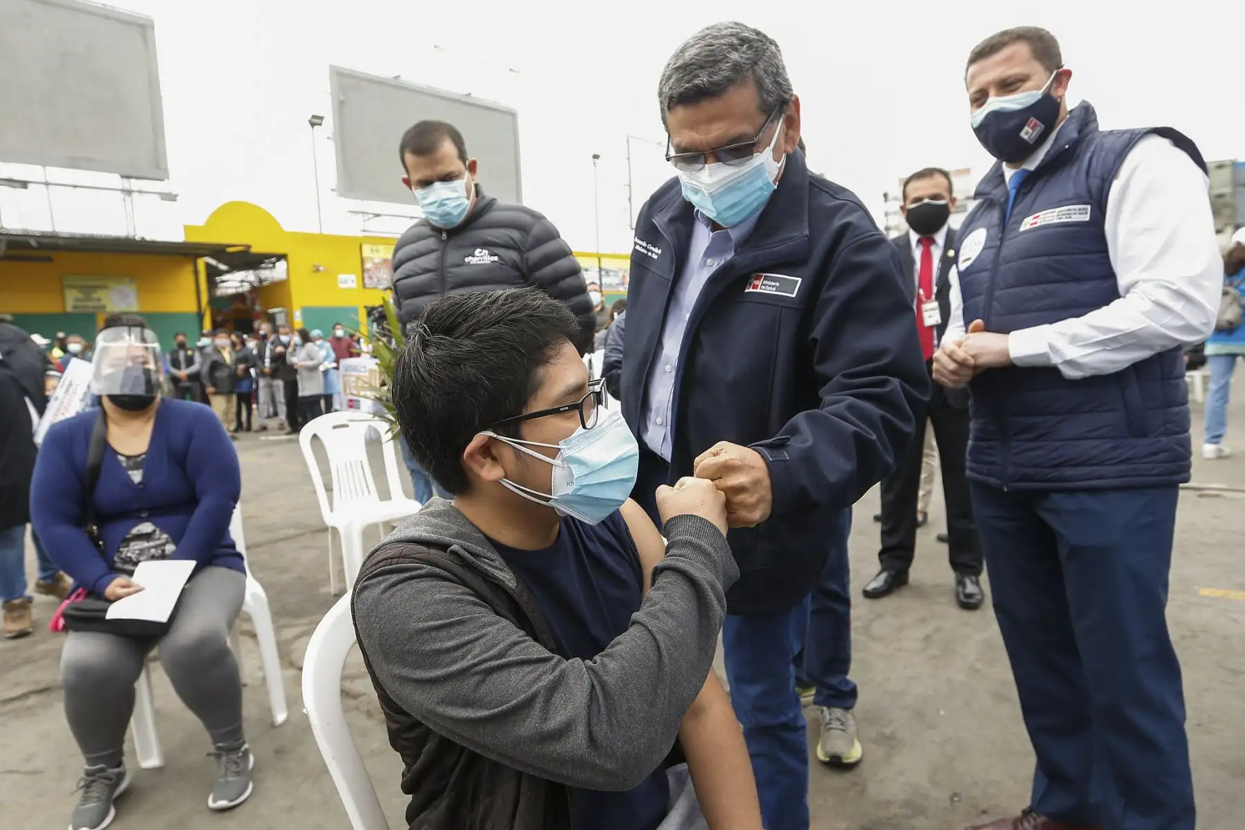 El ministro de Salud, Hernando Cevallos, supervisa la vacunación contra la covid-19 como parte de la estrategia ‘Vamos a tu encuentro, Vacúnate Ya’, en el mercado Santa Rosa de Chorrillos. Foto: ANDINA/Minsa