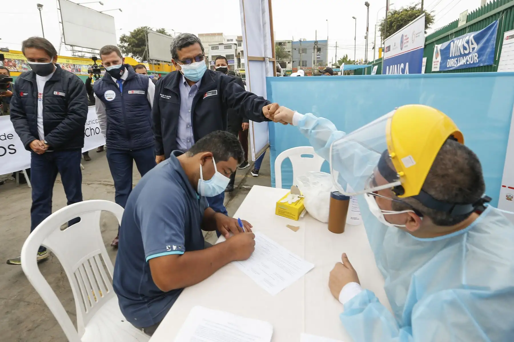 El ministro de Salud, Hernando Cevallos, supervisa la vacunación contra la covid-19 como parte de la estrategia ‘Vamos a tu encuentro, Vacúnate Ya’, en el mercado Santa Rosa de Chorrillos. Foto: ANDINA/Minsa
