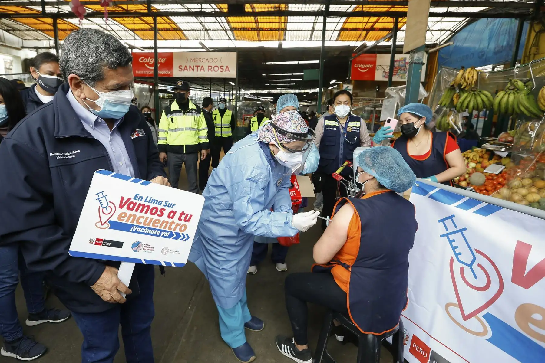 El ministro de Salud, Hernando Cevallos, supervisa la vacunación contra la covid-19 como parte de la estrategia ‘Vamos a tu encuentro, Vacúnate Ya’, en el mercado Santa Rosa de Chorrillos. Foto: ANDINA/Minsa