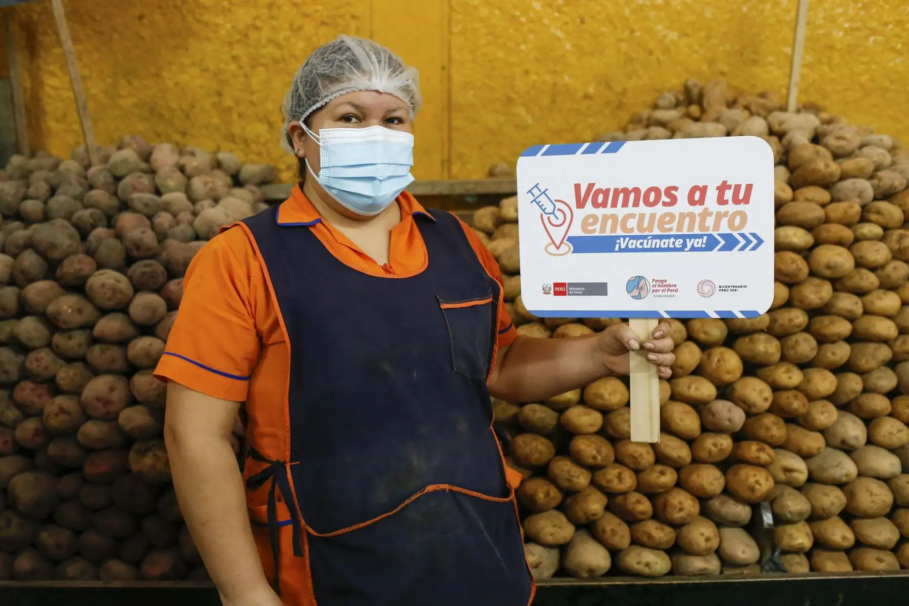 El ministro de Salud, Hernando Cevallos, supervisa la vacunación contra la covid-19 como parte de la estrategia ‘Vamos a tu encuentro, Vacúnate Ya’, en el mercado Santa Rosa de Chorrillos. Foto: ANDINA/Minsa