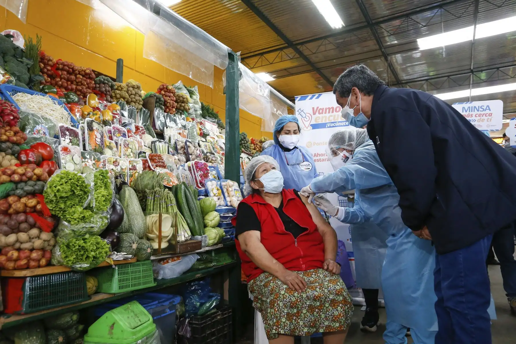 El ministro de Salud, Hernando Cevallos, supervisa la vacunación contra la covid-19 como parte de la estrategia ‘Vamos a tu encuentro, Vacúnate Ya’, en el mercado Santa Rosa de Chorrillos. Foto: ANDINA/Minsa
