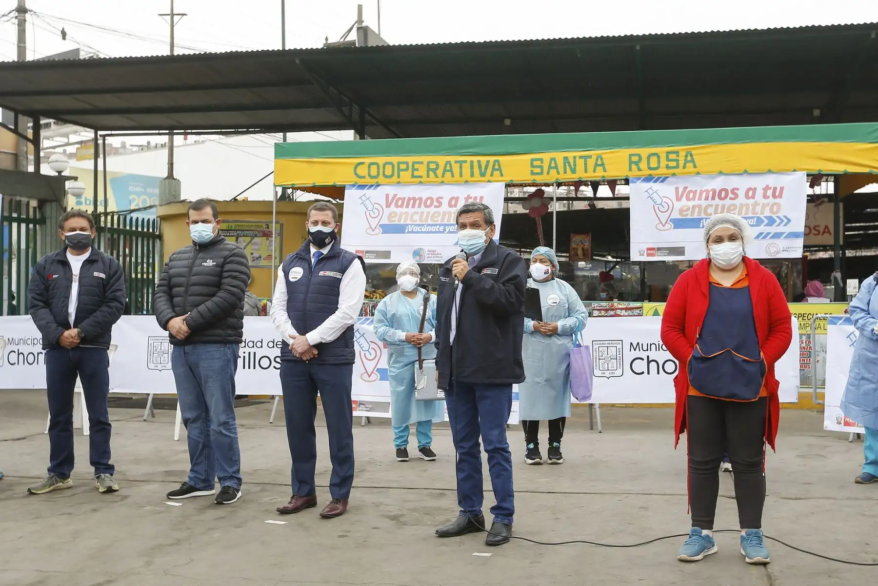 El ministro de Salud, Hernando Cevallos, supervisa la vacunación contra la covid-19 como parte de la estrategia ‘Vamos a tu encuentro, Vacúnate Ya’, en el mercado Santa Rosa de Chorrillos. Foto: ANDINA/Minsa
