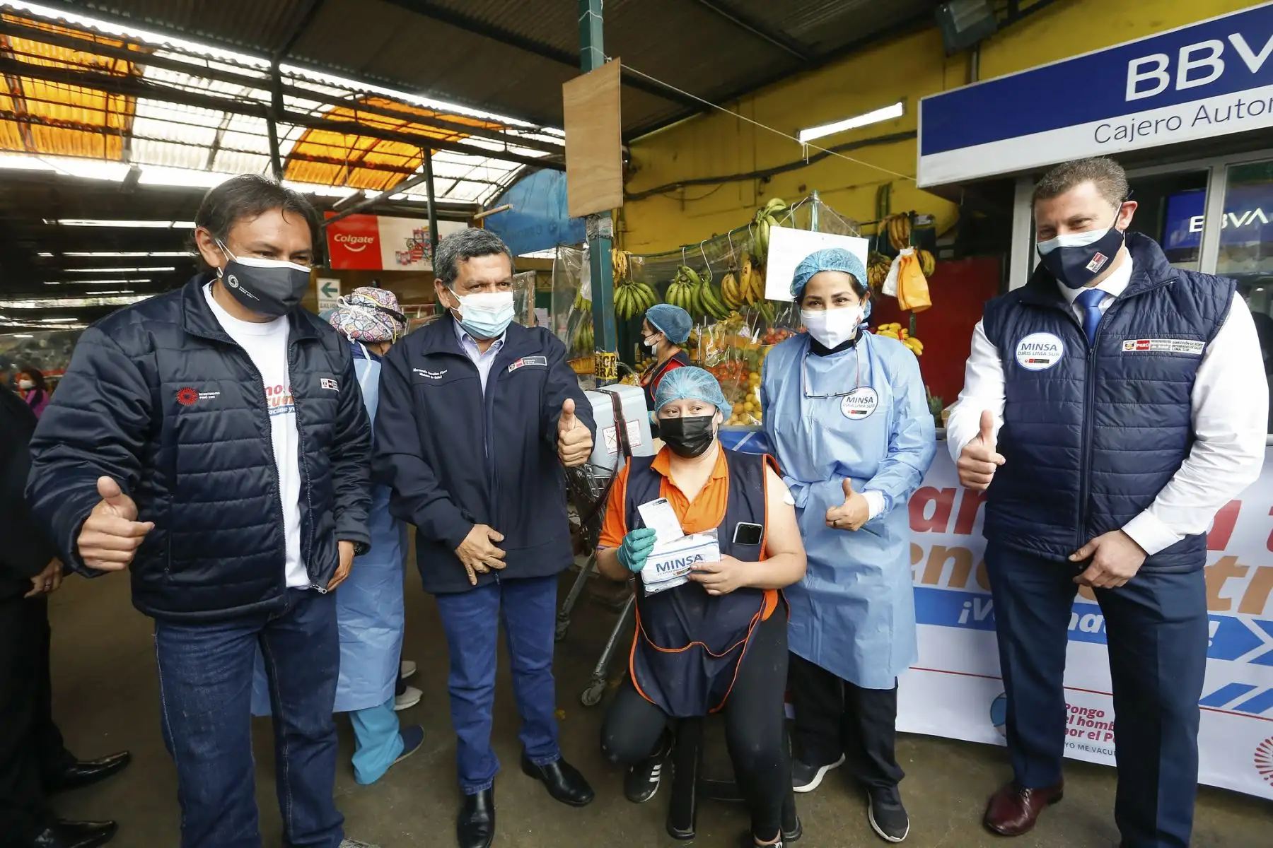 El ministro de Salud, Hernando Cevallos, supervisa la vacunación contra la covid-19 como parte de la estrategia ‘Vamos a tu encuentro, Vacúnate Ya’, en el mercado Santa Rosa de Chorrillos. Foto: ANDINA/Minsa