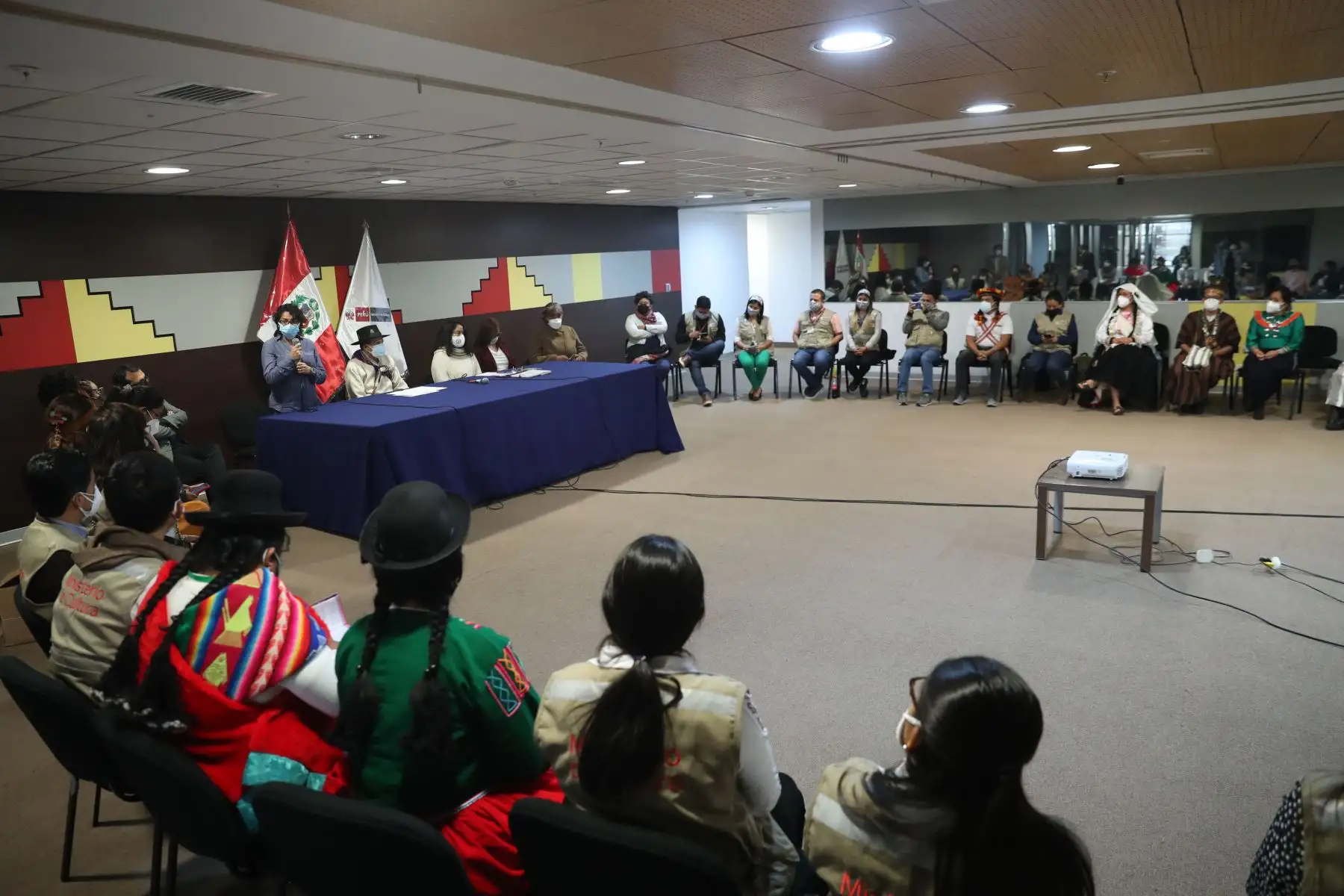 El ministro de Cultura, Ciro Gálvez, inaugura el Primer Encuentro de Gestores Interculturales, donde se dieron a conocer las experiencias de trabajo de sensibilización que desarrollaron las 22 regiones del país durante el proceso de vacunación nacional contra la Covid-19.
Foto: ANDINA/Carla Patiño