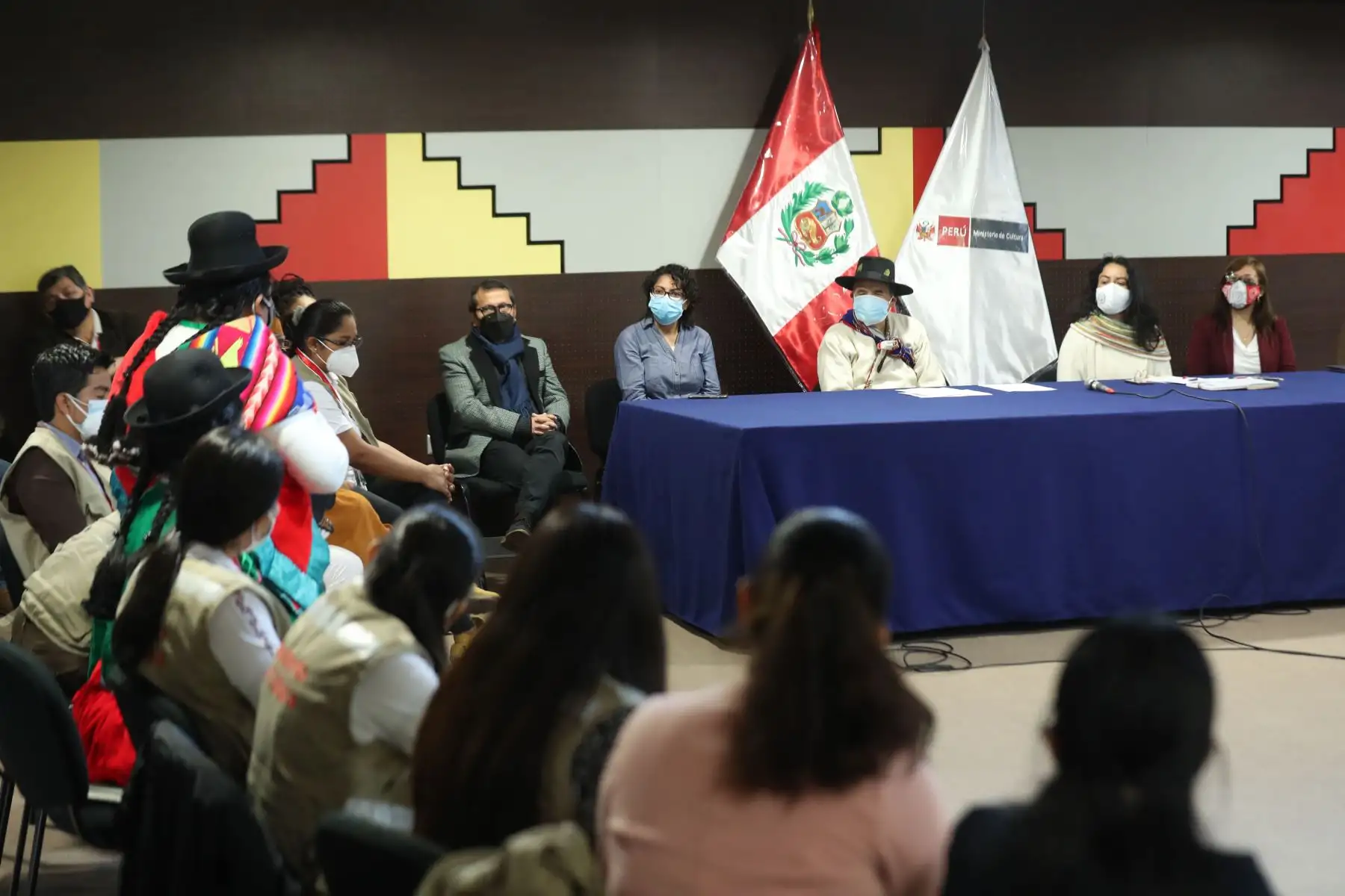 El ministro de Cultura, Ciro Gálvez, inaugura el Primer Encuentro de Gestores Interculturales, donde se dieron a conocer las experiencias de trabajo de sensibilización que desarrollaron las 22 regiones del país durante el proceso de vacunación nacional contra la Covid-19.
Foto: ANDINA/Carla Patiño