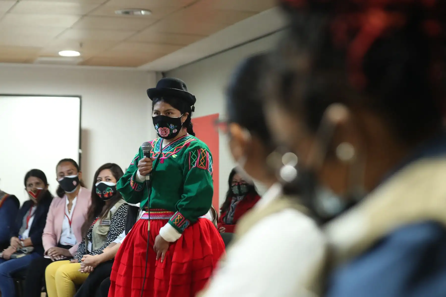 El ministro de Cultura, Ciro Gálvez, inaugura el Primer Encuentro de Gestores Interculturales, donde se dieron a conocer las experiencias de trabajo de sensibilización que desarrollaron las 22 regiones del país durante el proceso de vacunación nacional contra la Covid-19.
Foto: ANDINA/Carla Patiño