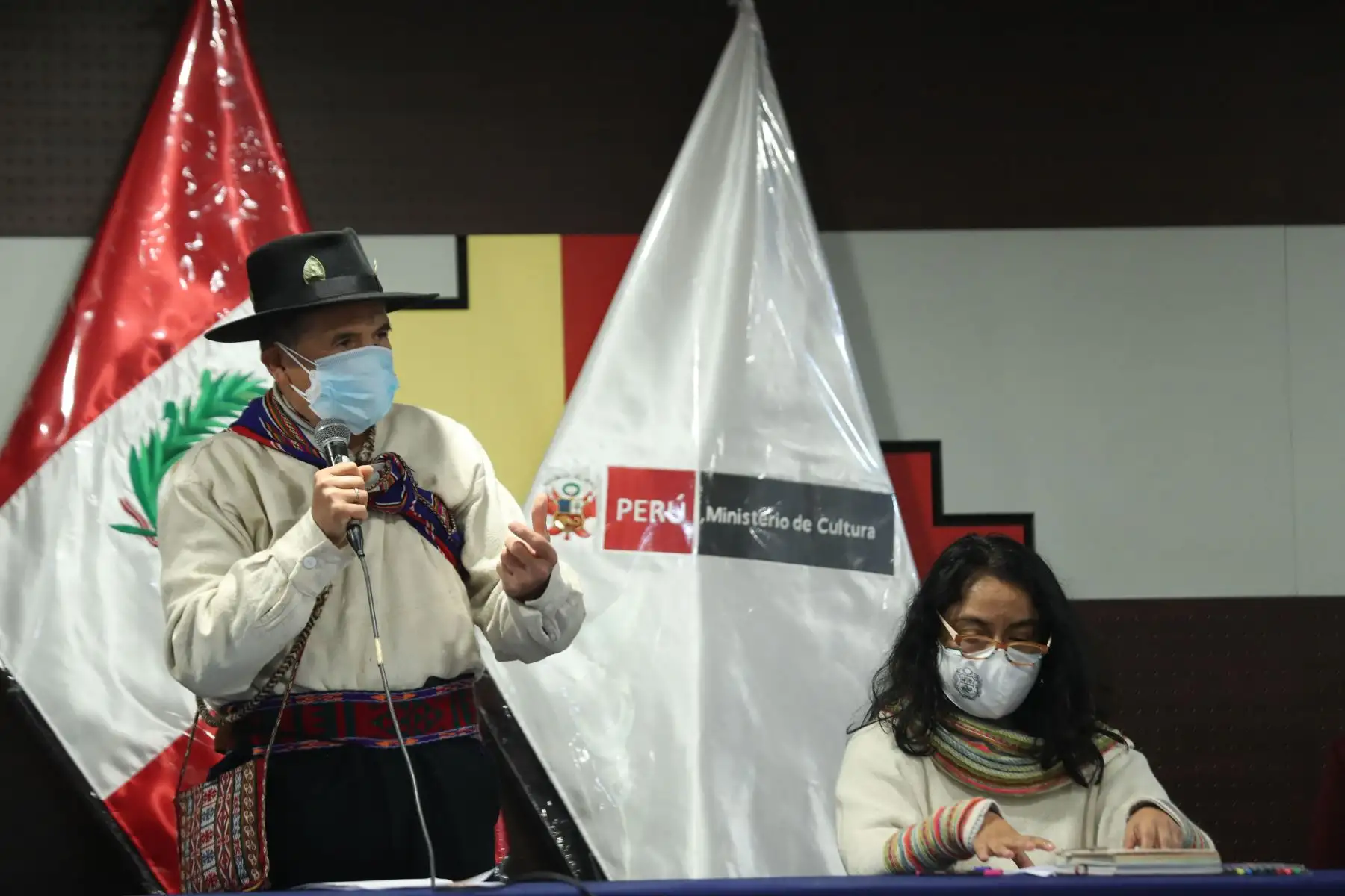 El ministro de Cultura, Ciro Gálvez, inaugura el Primer Encuentro de Gestores Interculturales, donde se dieron a conocer las experiencias de trabajo de sensibilización que desarrollaron las 22 regiones del país durante el proceso de vacunación nacional contra la Covid-19.
Foto: ANDINA/Carla Patiño
