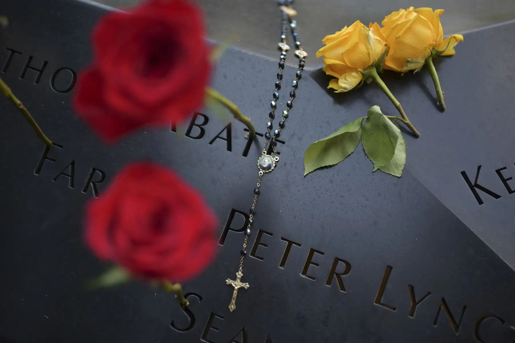 Un rosario adorna el Museo y Memorial Nacional del 11 de septiembre durante la ceremonia del 20 aniversario de los ataques al World Trade Center, en Nueva York. Foto: AFP