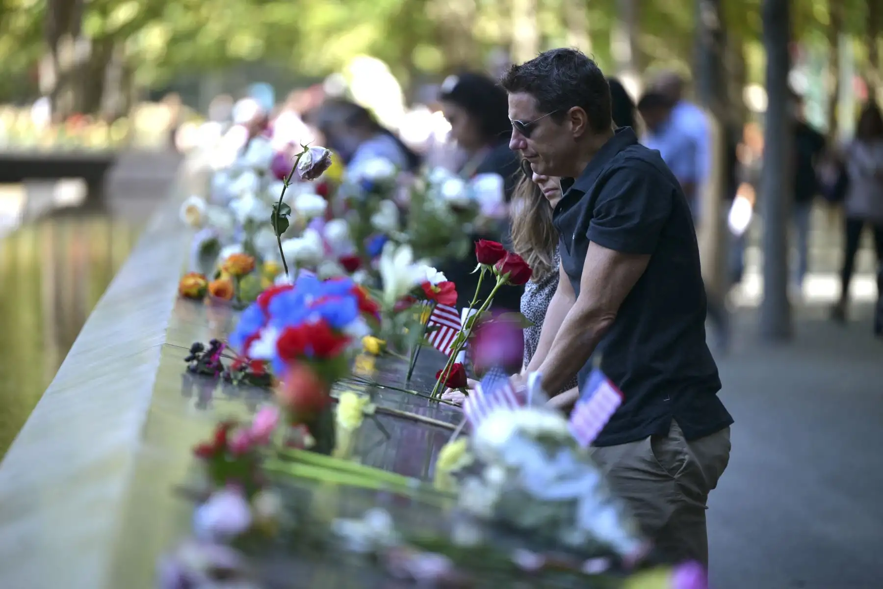 Familiares dejan flores en el Museo y Monumento Nacional del 11-S después de la ceremonia de conmemoración, en el World Trade Center, en Nueva York. Foto: AFP