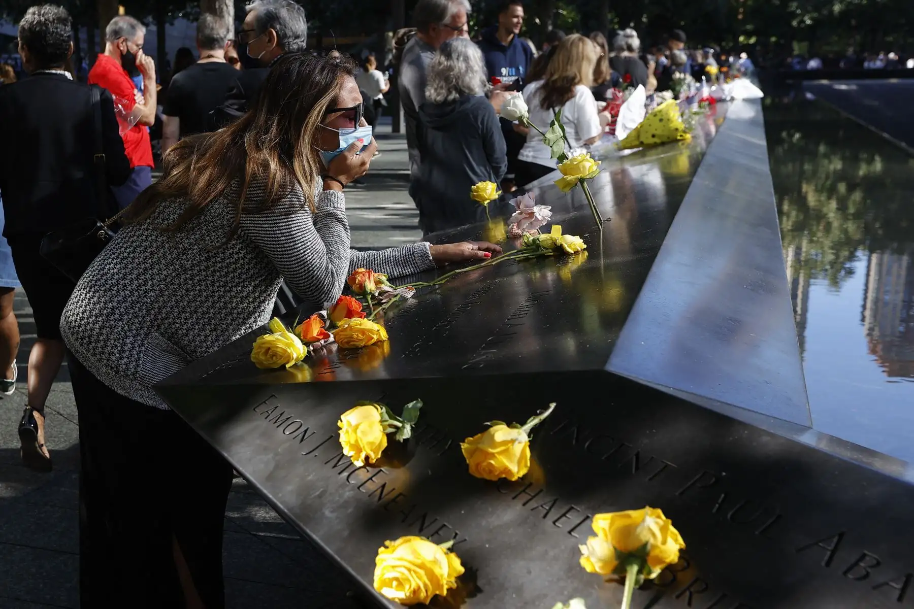La personas lloran en el 9/11 Memorial durante ceremonia de conmemoración por el 20 aniversario, en Nueva York. Foto: AFP