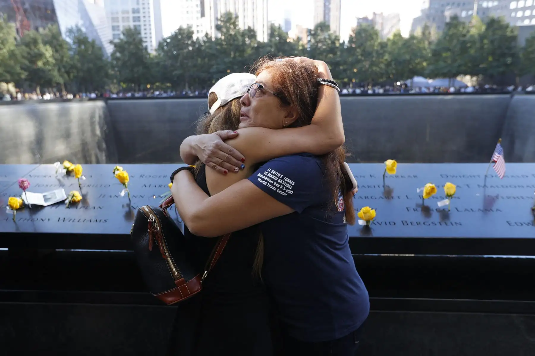 Melinda Moran y Haydee Lillo se abrazan después de descubrir que perdieron a personas que se conocían, en el National September 11 Memorial, en Nueva York. Foto: AFP