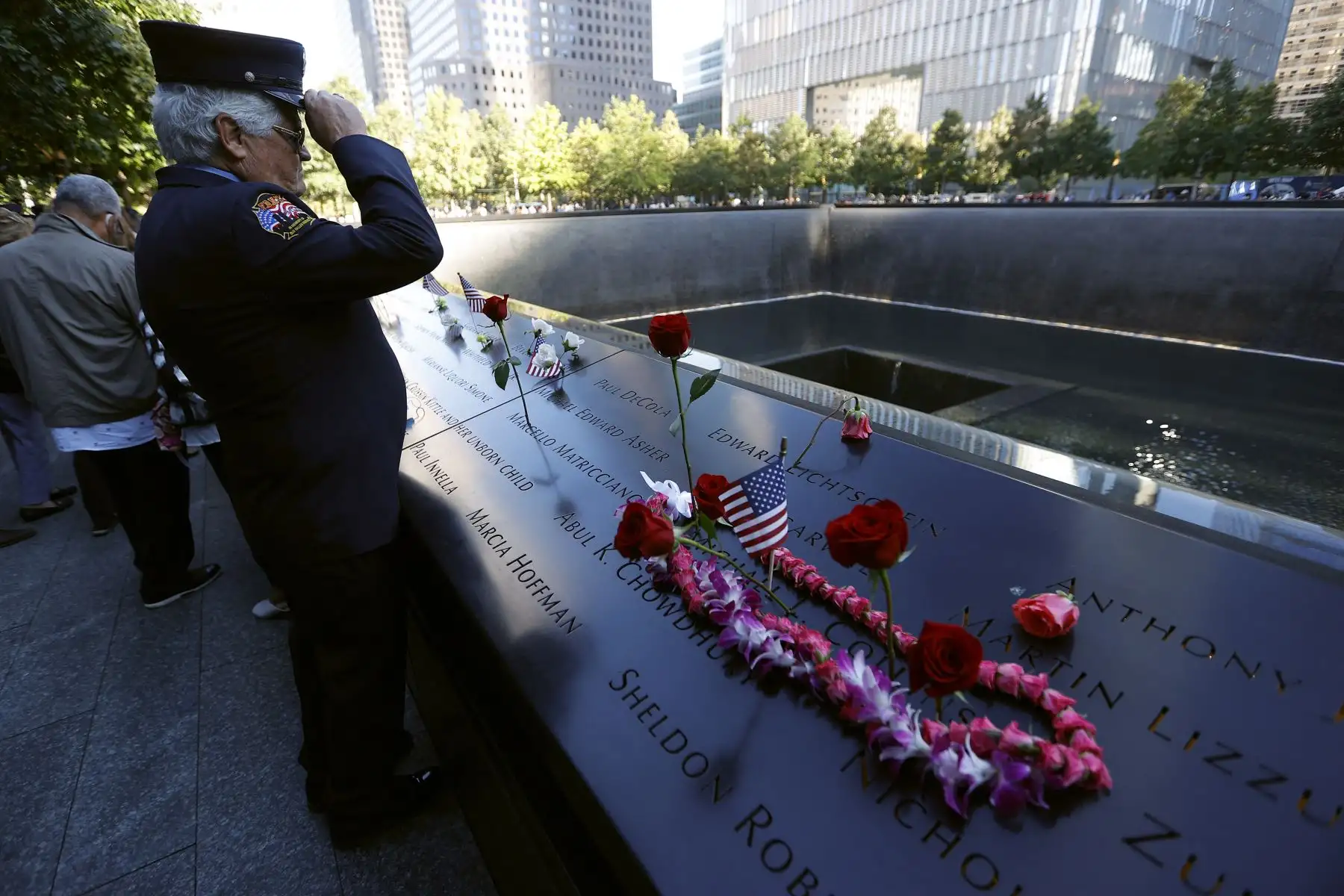 Un miembro del FDNY visita el Memorial del 11 de septiembre en el vigésimo aniversario, Nueva York. Foto: AFP