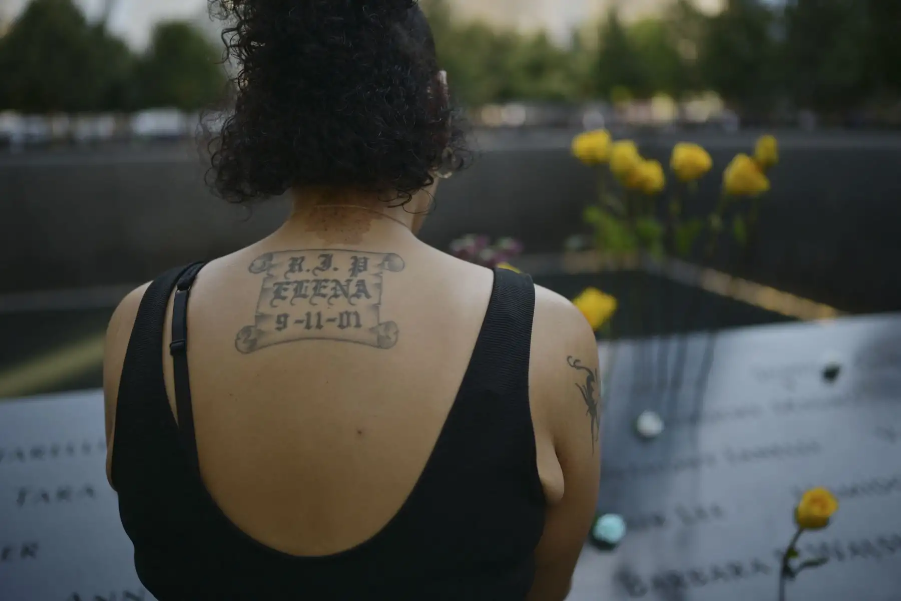 Shanhellen Jiménez, cuya madre Elena murió en la Torre Norte, deposita flores en el Museo y Memorial Nacional del 11 de septiembre durante la conmemoración del 20 aniversario de los ataques terroristas, en Nueva York. Foto: AFP