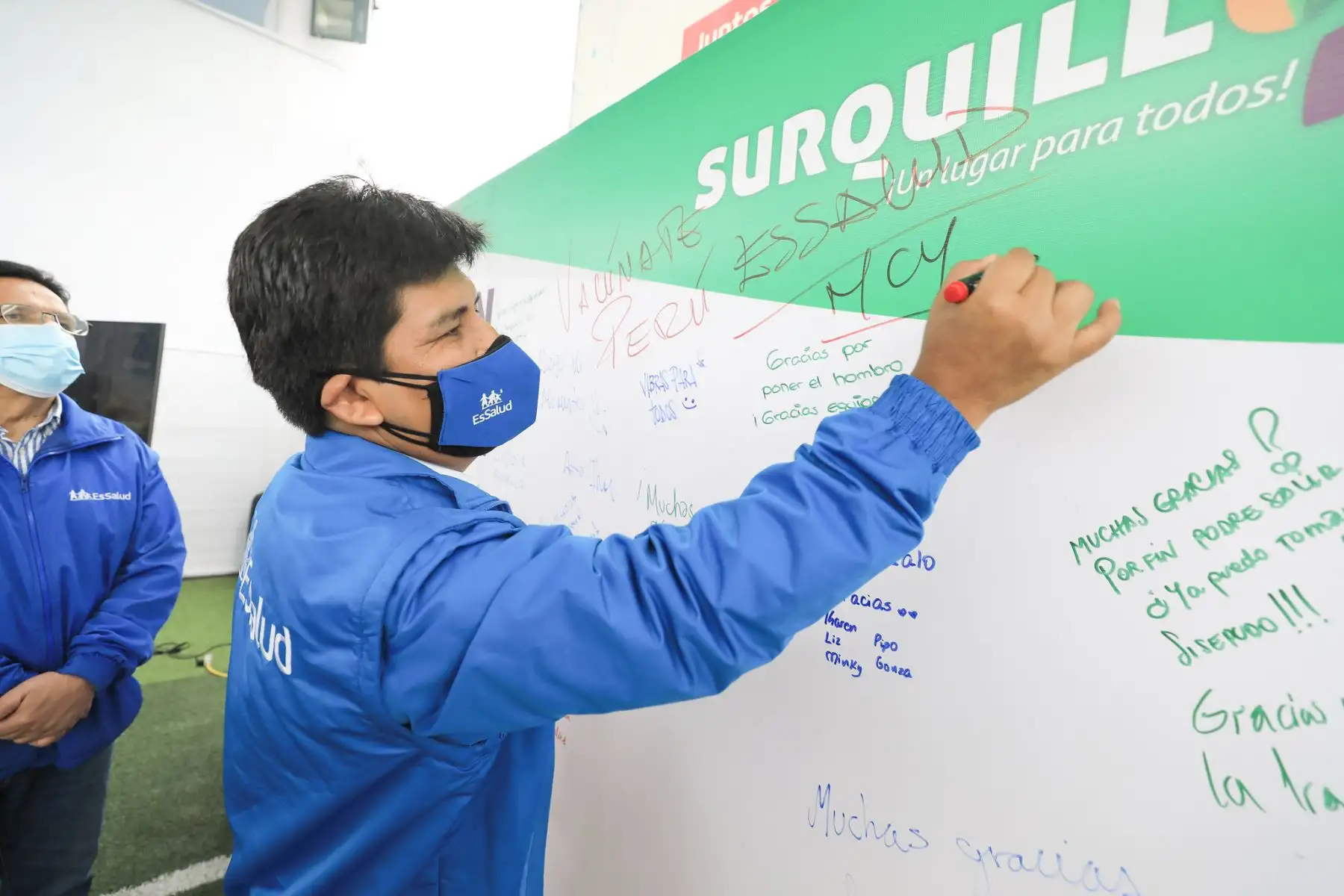 El presidente de EsSalud, Mario Carhuapoma, realizó la inspección del vacunatorio de Surquillo. Algunas personas asistieron disfrazados de sus personajes favoritos. Foto: EsSalud