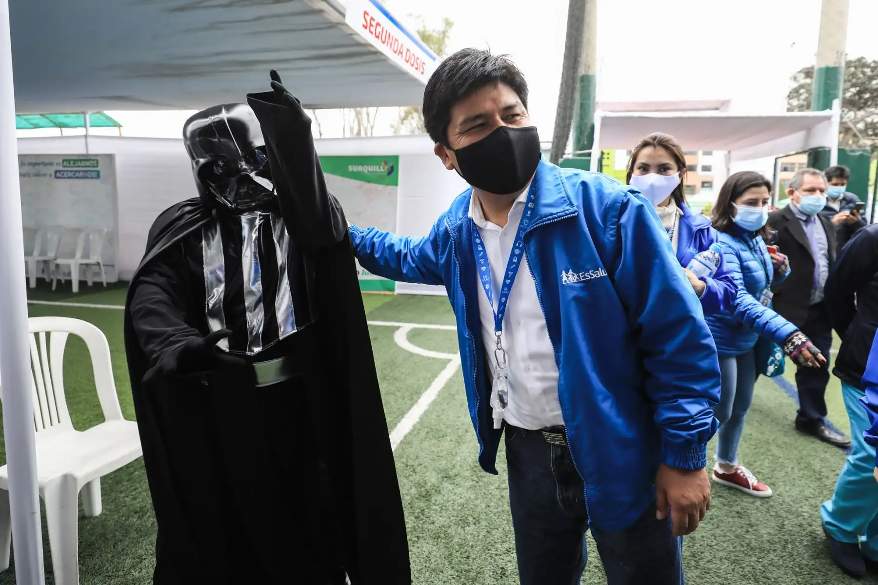 El presidente de EsSalud, Mario Carhuapoma, realizó la inspección del vacunatorio de Surquillo. Algunas personas asistieron disfrazados de sus personajes favoritos. Foto: EsSalud