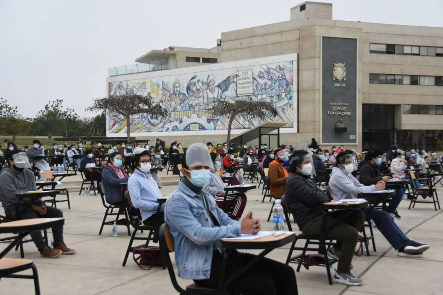 El Estadio de la UNMSM y varios ambientes abiertos de la Ciudad Universitaria, fueron el escenario de una nueva fecha del Examen de Admisión 2021 Modalidad Presencial, donde 8530 postulantes del área de Ciencias de la Salud buscan alcanzar una vacante a la Decana de América. Foto: Prensa UNMSM
