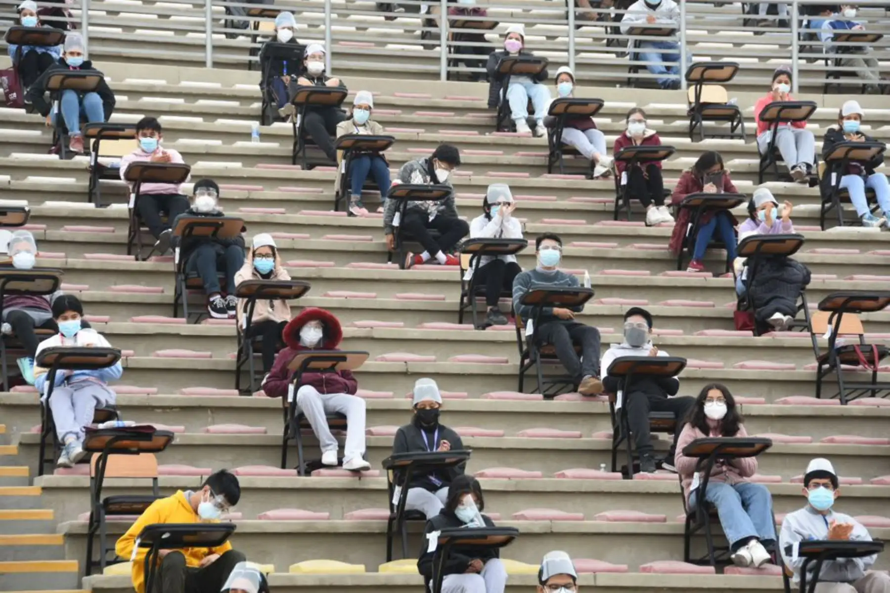 El Estadio de la UNMSM y varios ambientes abiertos de la Ciudad Universitaria, fueron el escenario de una nueva fecha del Examen de Admisión 2021 Modalidad Presencial, donde 8530 postulantes del área de Ciencias de la Salud buscan alcanzar una vacante a la Decana de América. Foto: Prensa UNMSM