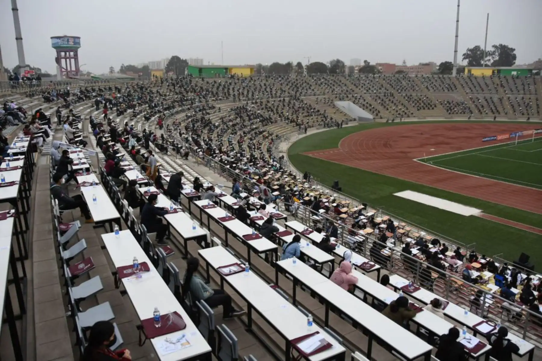 El Estadio de la UNMSM y varios ambientes abiertos de la Ciudad Universitaria, fueron el escenario de una nueva fecha del Examen de Admisión 2021 Modalidad Presencial, donde 8530 postulantes del área de Ciencias de la Salud buscan alcanzar una vacante a la Decana de América. Foto: Prensa UNMSM