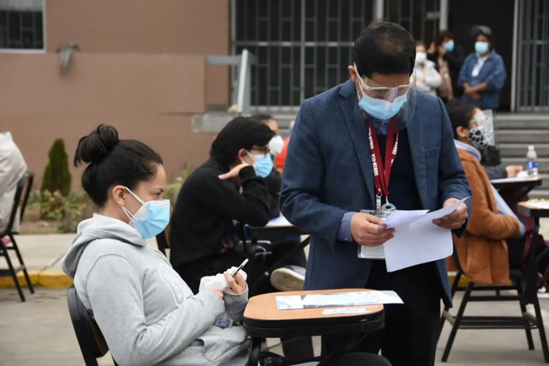 El Estadio de la UNMSM y varios ambientes abiertos de la Ciudad Universitaria, fueron el escenario de una nueva fecha del Examen de Admisión 2021 Modalidad Presencial, donde 8530 postulantes del área de Ciencias de la Salud buscan alcanzar una vacante a la Decana de América. Foto: Prensa UNMSM