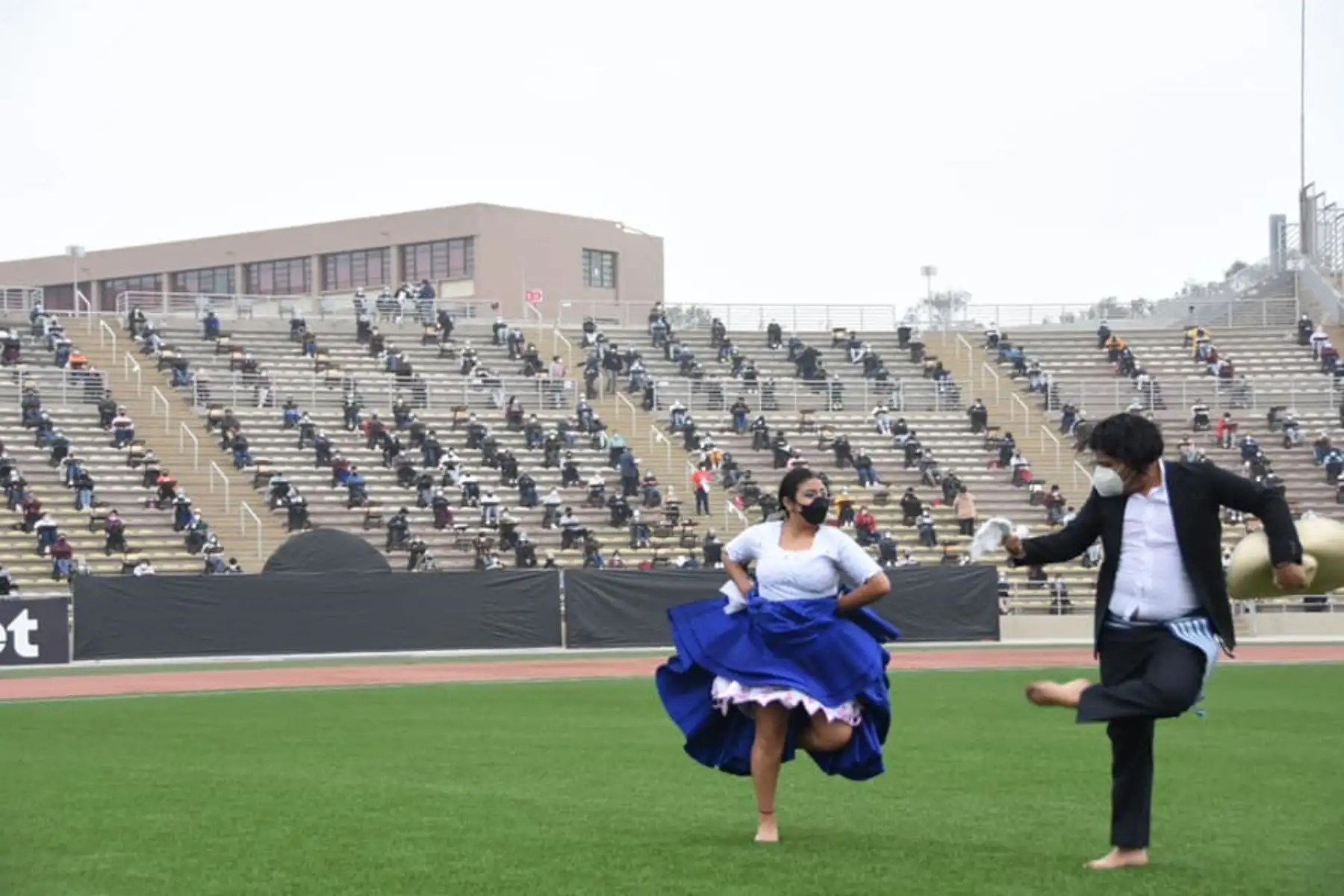 El Estadio de la UNMSM y varios ambientes abiertos de la Ciudad Universitaria, fueron el escenario de una nueva fecha del Examen de Admisión 2021 Modalidad Presencial, donde 8530 postulantes del área de Ciencias de la Salud buscan alcanzar una vacante a la Decana de América. Foto: Prensa UNMSM