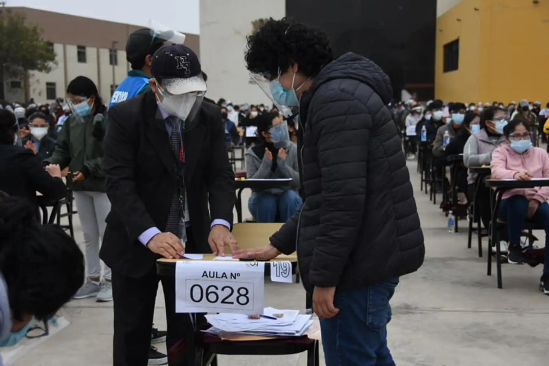 El Estadio de la UNMSM y varios ambientes abiertos de la Ciudad Universitaria, fueron el escenario de una nueva fecha del Examen de Admisión 2021 Modalidad Presencial, donde 8530 postulantes del área de Ciencias de la Salud buscan alcanzar una vacante a la Decana de América. Foto: Prensa UNMSM