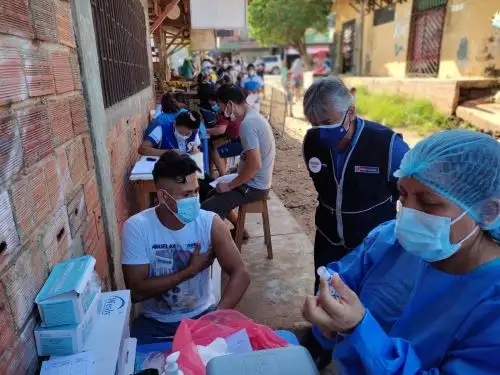 Vceministro de Prestaciones y Aseguramiento en Salud del Ministerio de Salud (Minsa), Bernardo Ostos Jara, supervisa vacunación en la ciudad de Pucallpa (Ucayali).