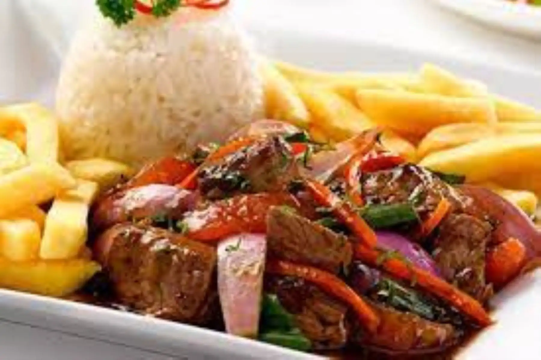 Lomo Saltado, plato típico de la gastronomía peruana. Cortesía