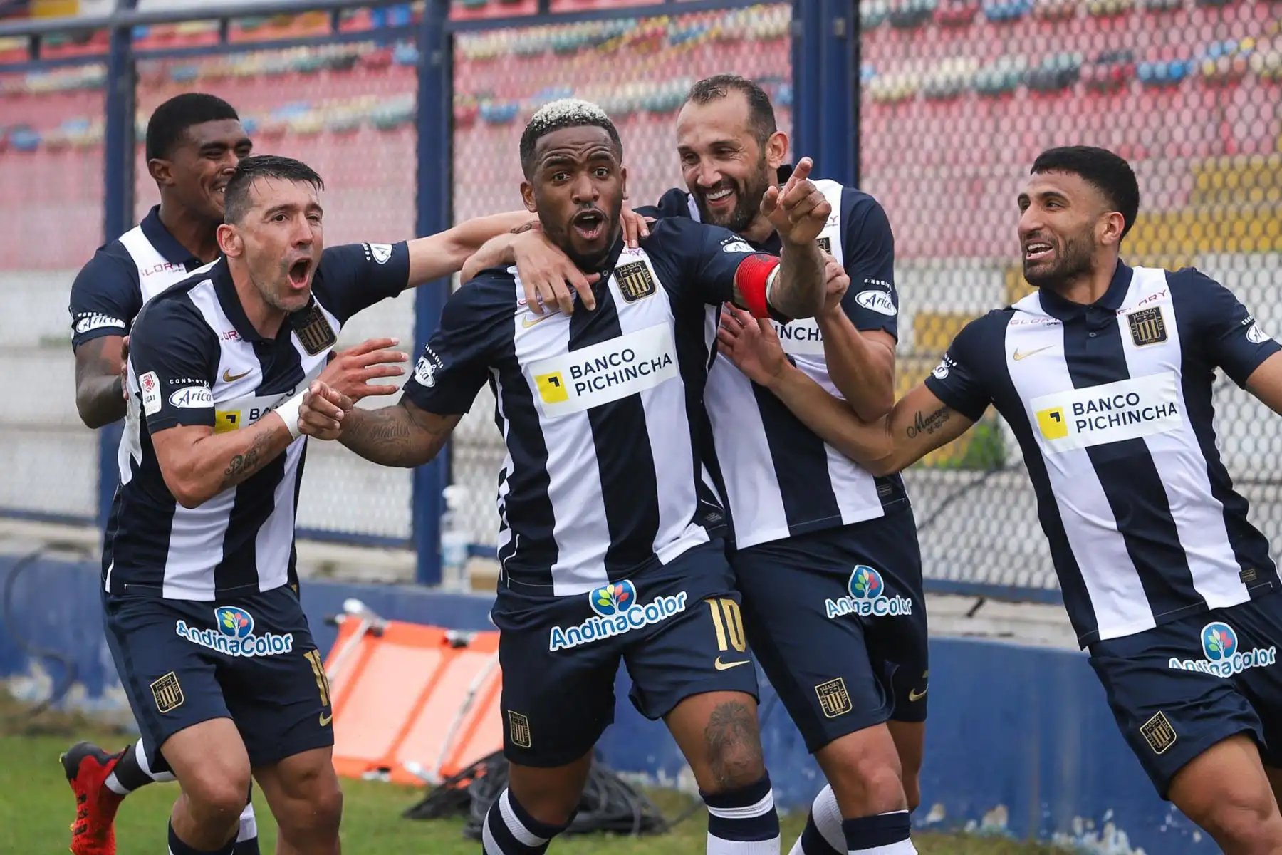 Jefferson Farfán marca el 3-2 para Alianza Lima ante Binacional durante partido por la décima jornada de la Liga 1, en el estadio Iván Elías Moreno. Foto: Liga 1