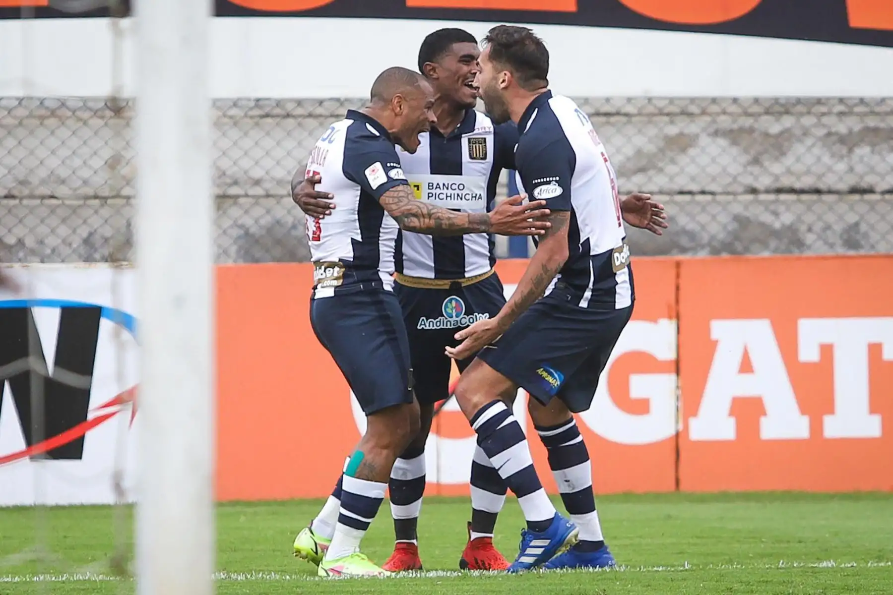 Wilmer Aguirre marca el 2-2 para Alianza Lima ante Binacional durante partido por la décima jornada de la Liga 1, en el estadio Iván Elías Moreno. Foto: Liga 1