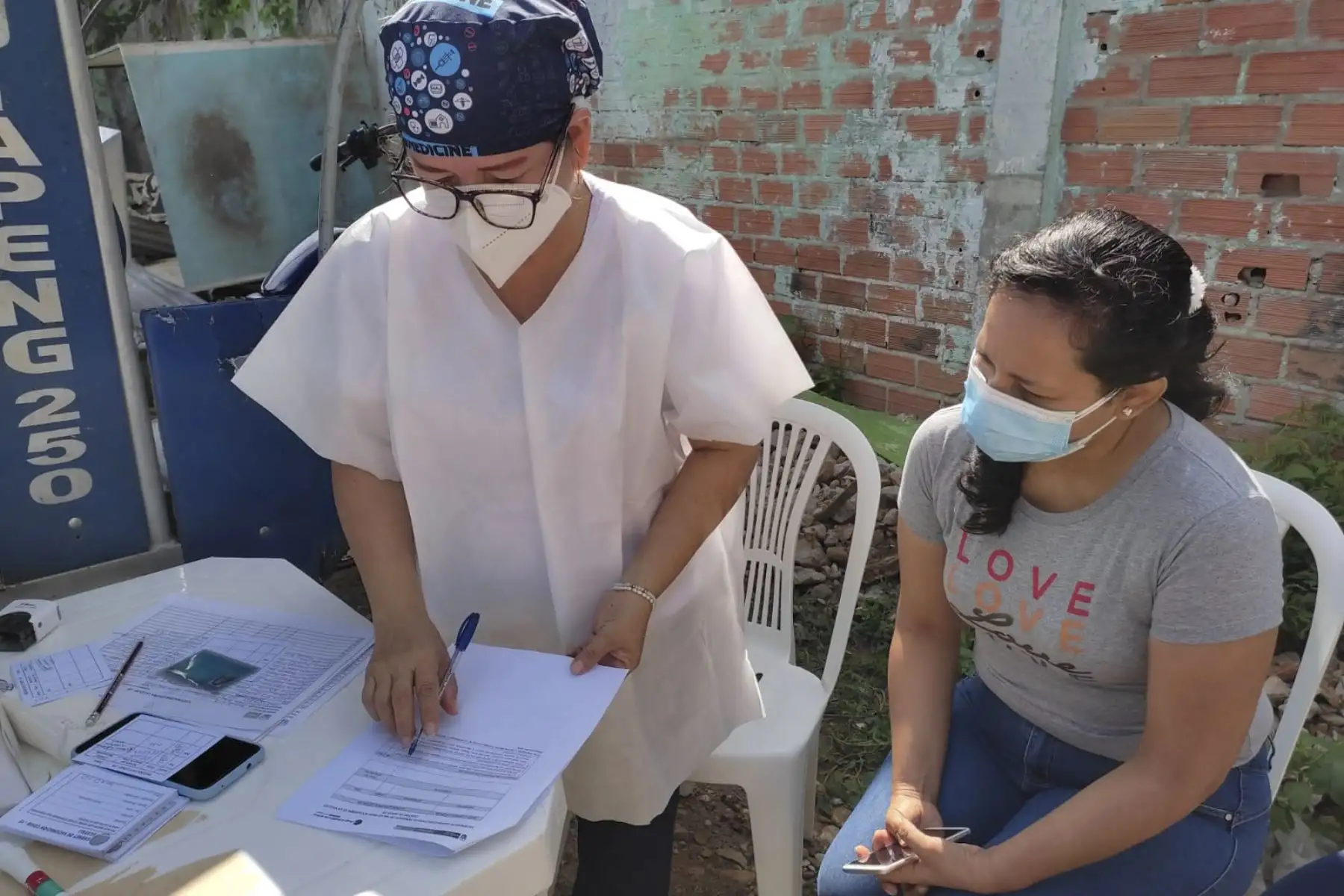 El Ministerio de Salud realiza una jornada de vacunación en los principales mercados de Pucallpa bajo la supervisión del viceministro de Prestaciones y Aseguramiento en Salud del Minsa, Bernardo Ostos Jara. Este domingo se tiene previsto aplicar 3000 dosis de vacunas contra la covid-19. Foto: Minsa