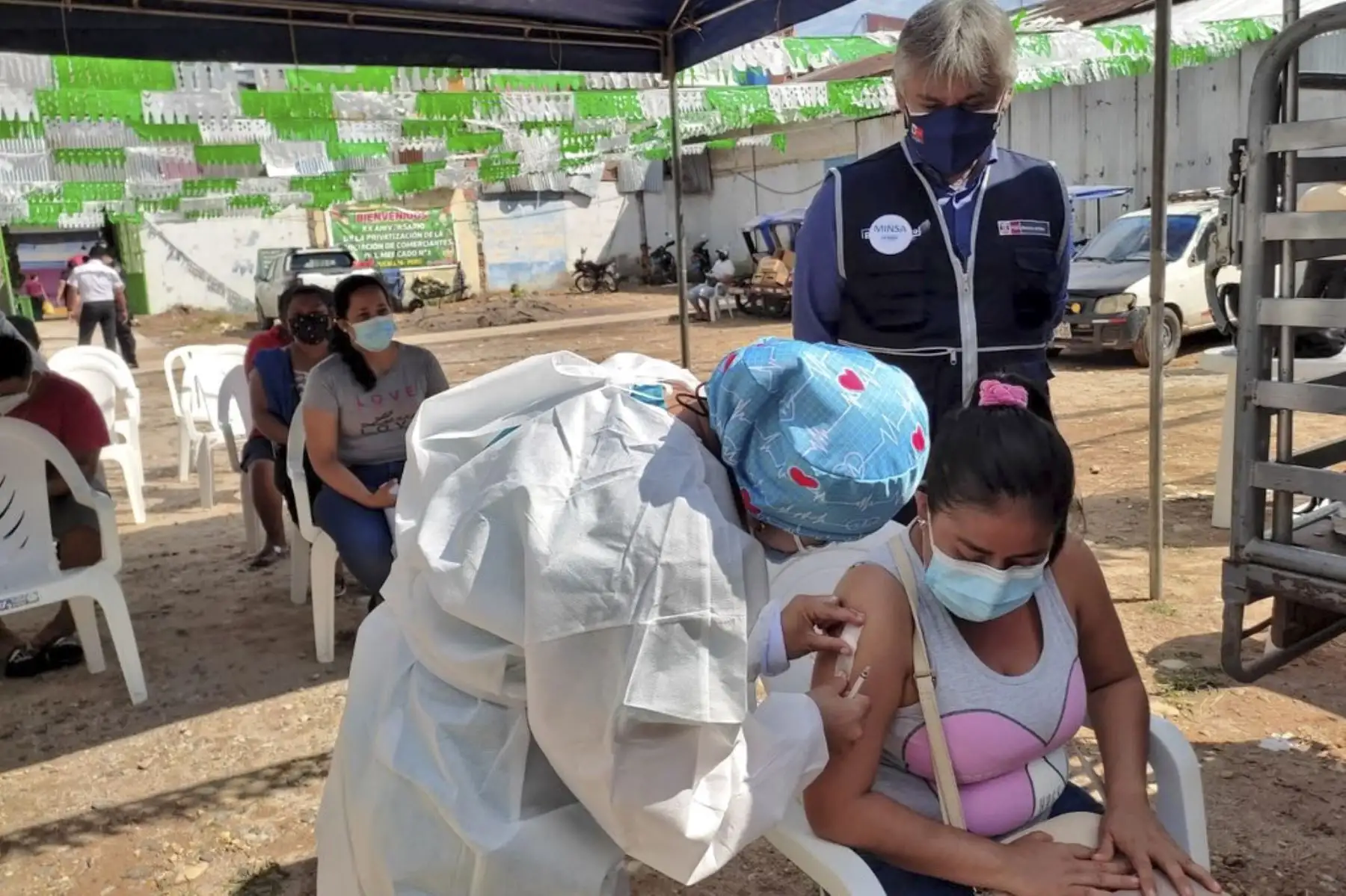 El Ministerio de Salud realiza una jornada de vacunación en los principales mercados de Pucallpa bajo la supervisión del viceministro de Prestaciones y Aseguramiento en Salud del Minsa, Bernardo Ostos Jara. Este domingo se tiene previsto aplicar 3000 dosis de vacunas contra la covid-19. Foto: Minsa