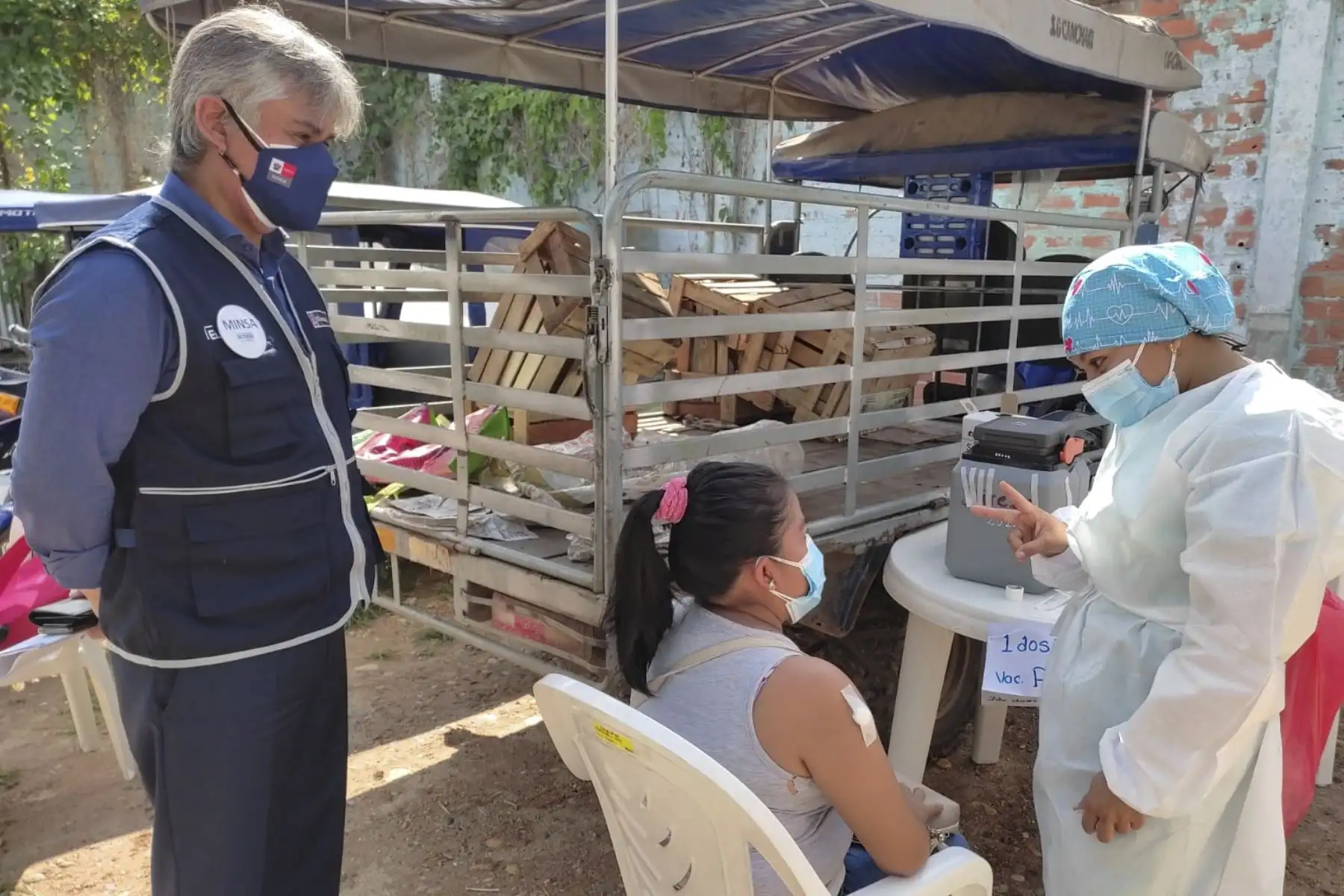 El Ministerio de Salud realiza una jornada de vacunación en los principales mercados de Pucallpa bajo la supervisión del viceministro de Prestaciones y Aseguramiento en Salud del Minsa, Bernardo Ostos Jara. Este domingo se tiene previsto aplicar 3000 dosis de vacunas contra la covid-19. Foto: Minsa