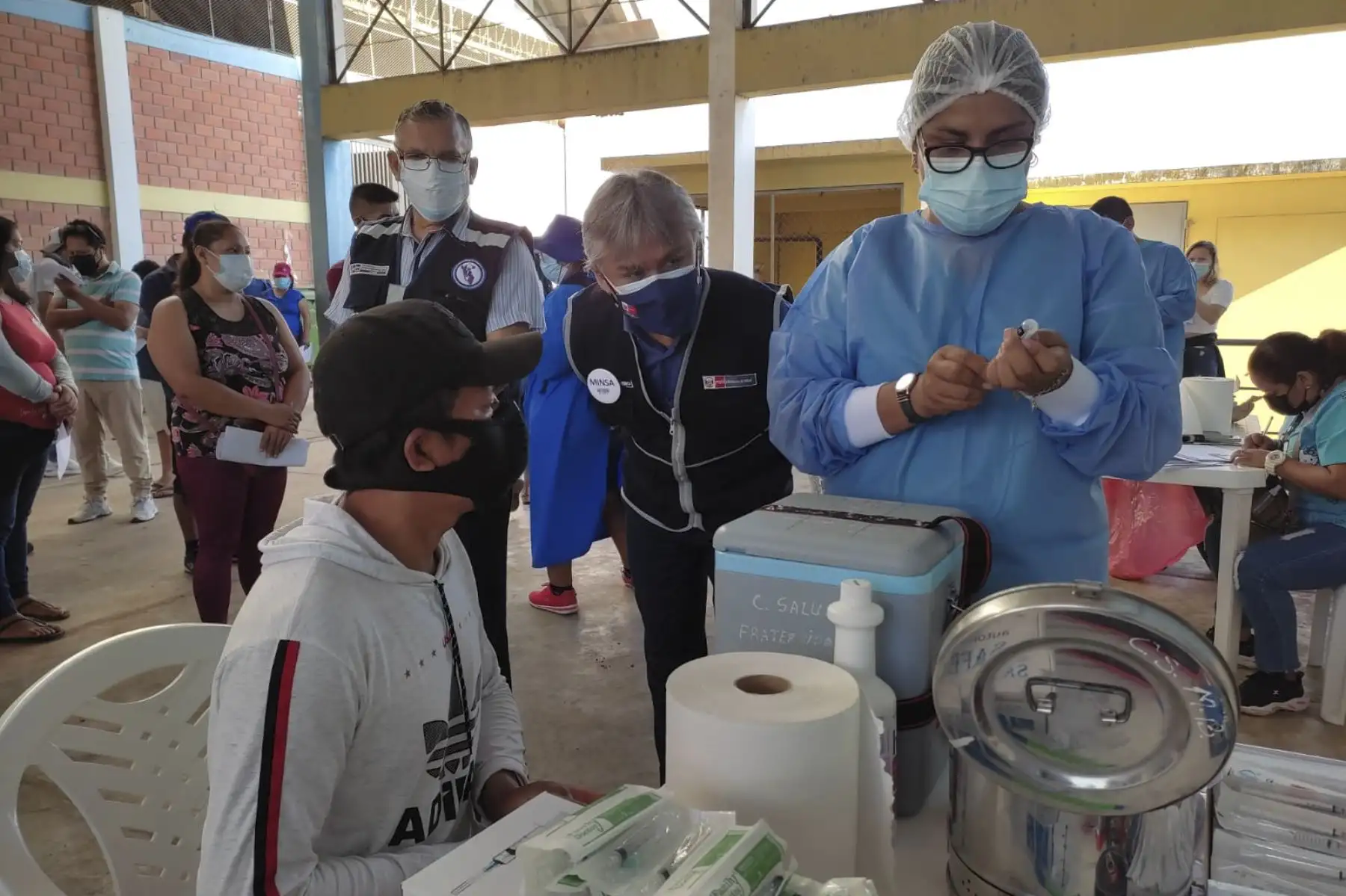 El Ministerio de Salud realiza una jornada de vacunación en los principales mercados de Pucallpa bajo la supervisión del viceministro de Prestaciones y Aseguramiento en Salud del Minsa, Bernardo Ostos Jara. Este domingo se tiene previsto aplicar 3000 dosis de vacunas contra la covid-19. Foto: Minsa