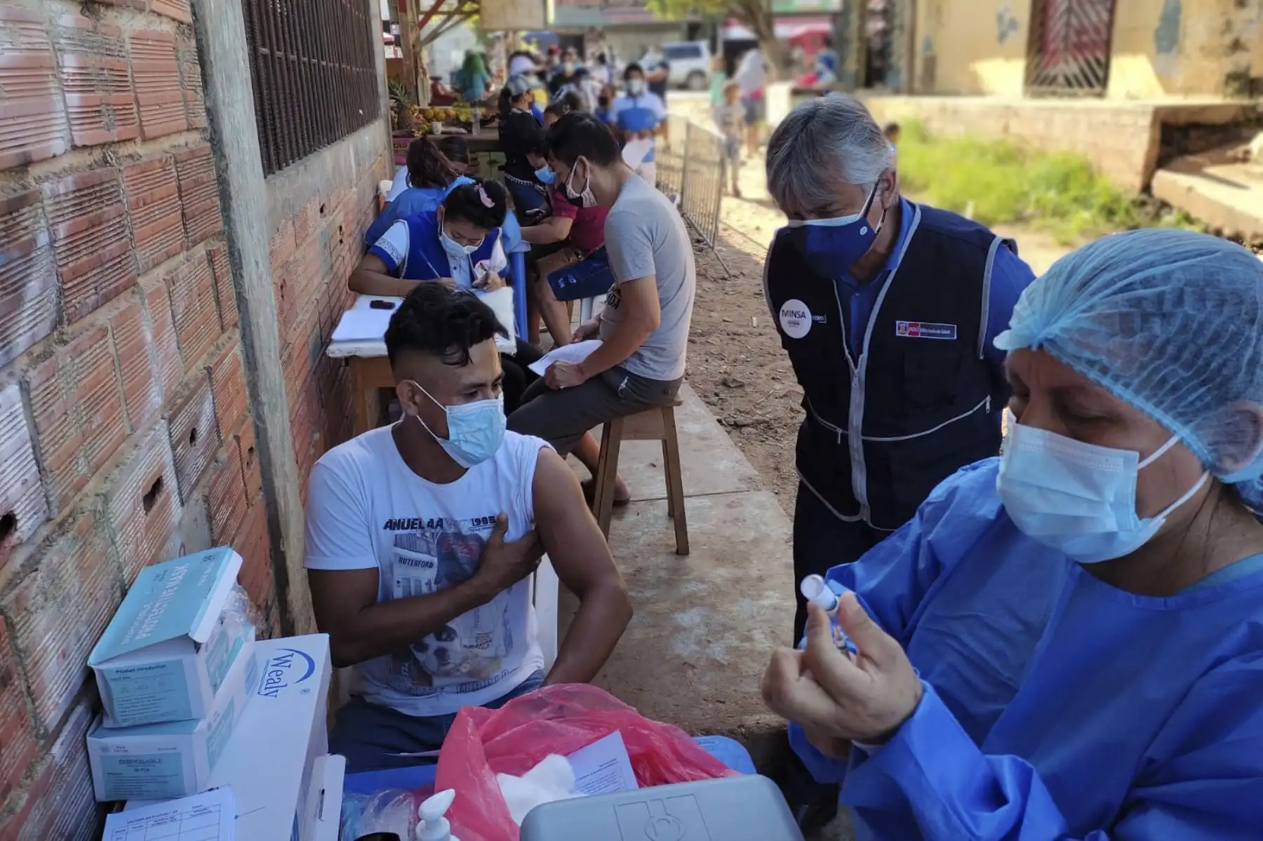 El Ministerio de Salud realiza una jornada de vacunación en los principales mercados de Pucallpa bajo la supervisión del viceministro de Prestaciones y Aseguramiento en Salud del Minsa, Bernardo Ostos Jara. Este domingo se tiene previsto aplicar 3000 dosis de vacunas contra la covid-19. Foto: Minsa