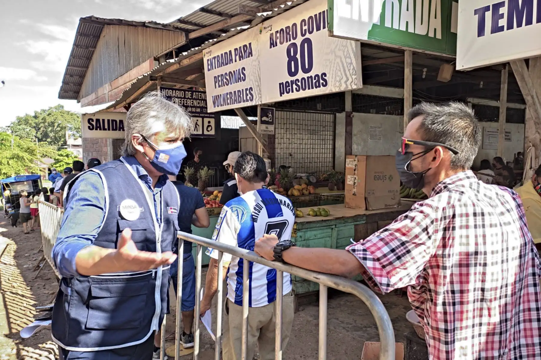 El Ministerio de Salud realiza una jornada de vacunación en los principales mercados de Pucallpa bajo la supervisión del viceministro de Prestaciones y Aseguramiento en Salud del Minsa, Bernardo Ostos Jara. Este domingo se tiene previsto aplicar 3000 dosis de vacunas contra la covid-19. Foto: Minsa