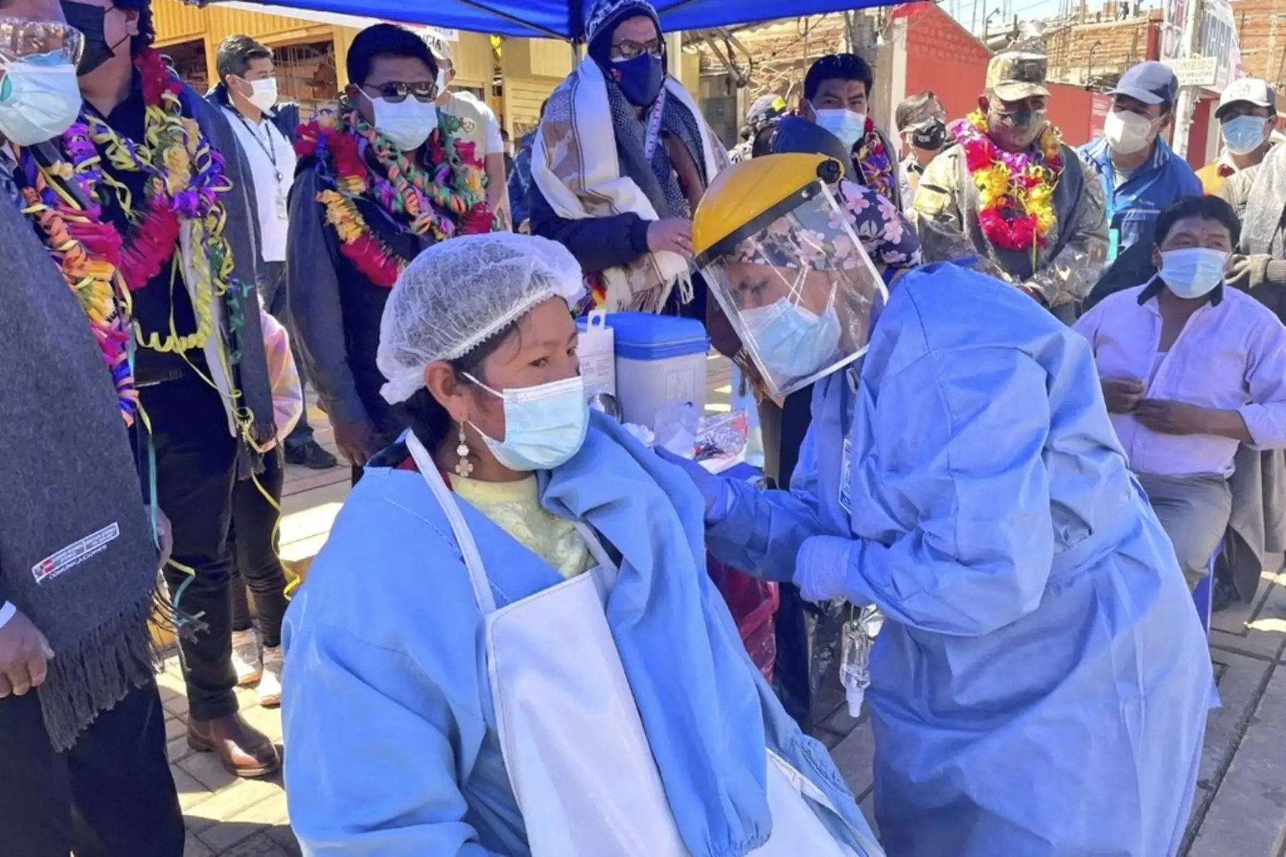 En Puno, el Minsa y la Diresa lanzan la estrategia de vacunación contra la covid-19 ¡Vamos a tu encuentro, vacúnate ya!, en el mercado Unión y Dignidad y en las islas de Los Uros. Foto: Minsa