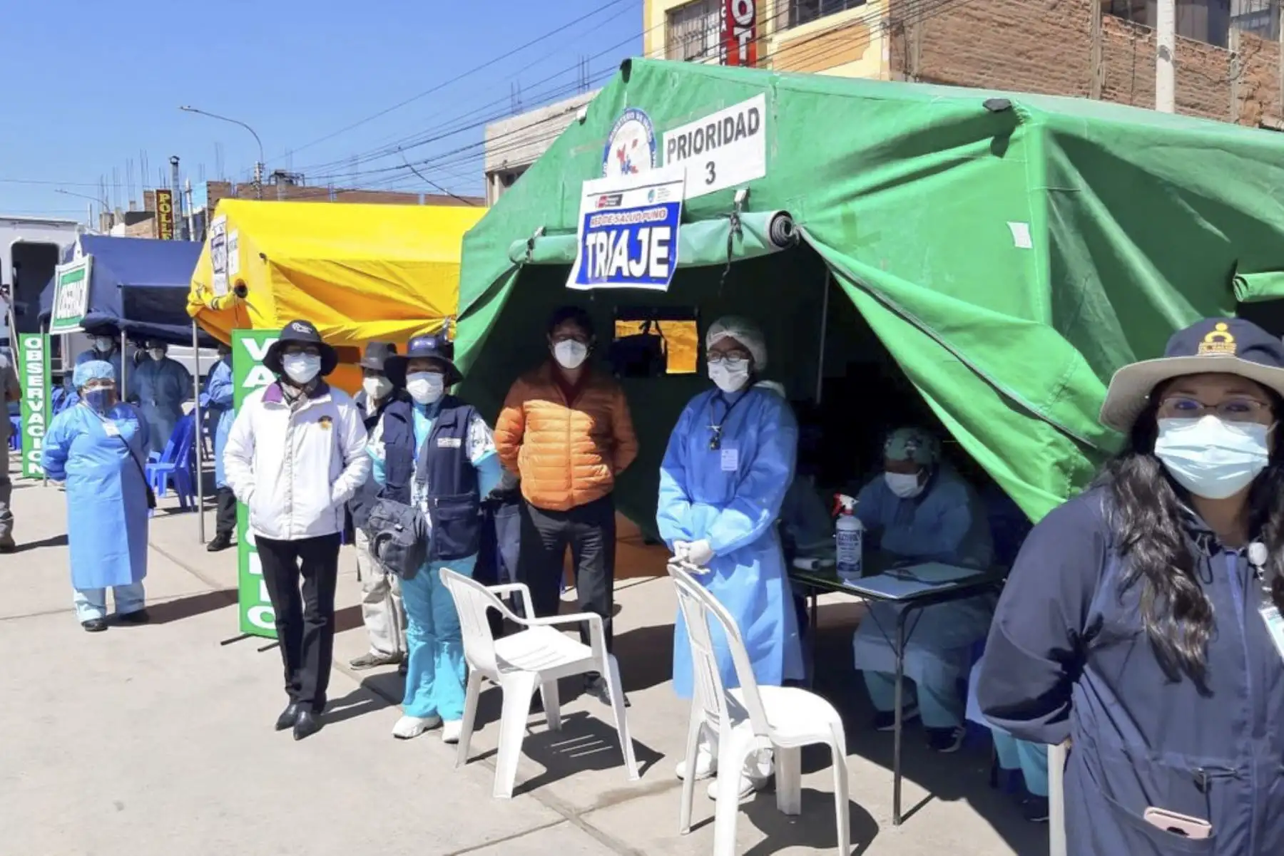 En Puno, el Minsa y la Diresa lanzan la estrategia de vacunación contra la covid-19 ¡Vamos a tu encuentro, vacúnate ya!, en el mercado Unión y Dignidad y en las islas de Los Uros. Foto: Minsa