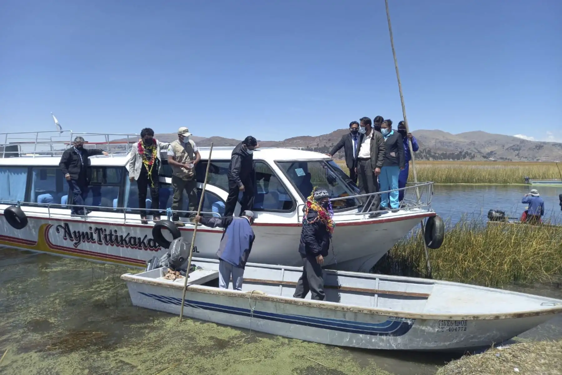 En Puno, el Minsa y la Diresa lanzan la estrategia de vacunación contra la covid-19 ¡Vamos a tu encuentro, vacúnate ya!, en el mercado Unión y Dignidad y en las islas de Los Uros. Foto: Minsa