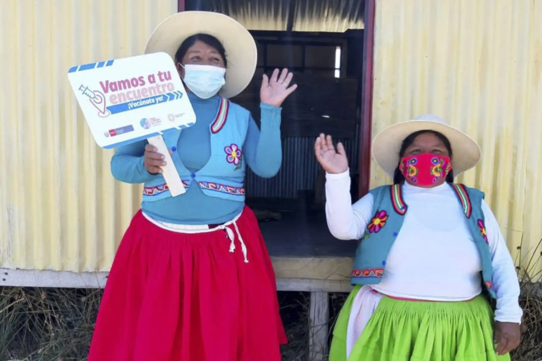 En Puno, el Minsa y la Diresa lanzan la estrategia de vacunación contra la covid-19 ¡Vamos a tu encuentro, vacúnate ya!, en el mercado Unión y Dignidad y en las islas de Los Uros. Foto: Minsa