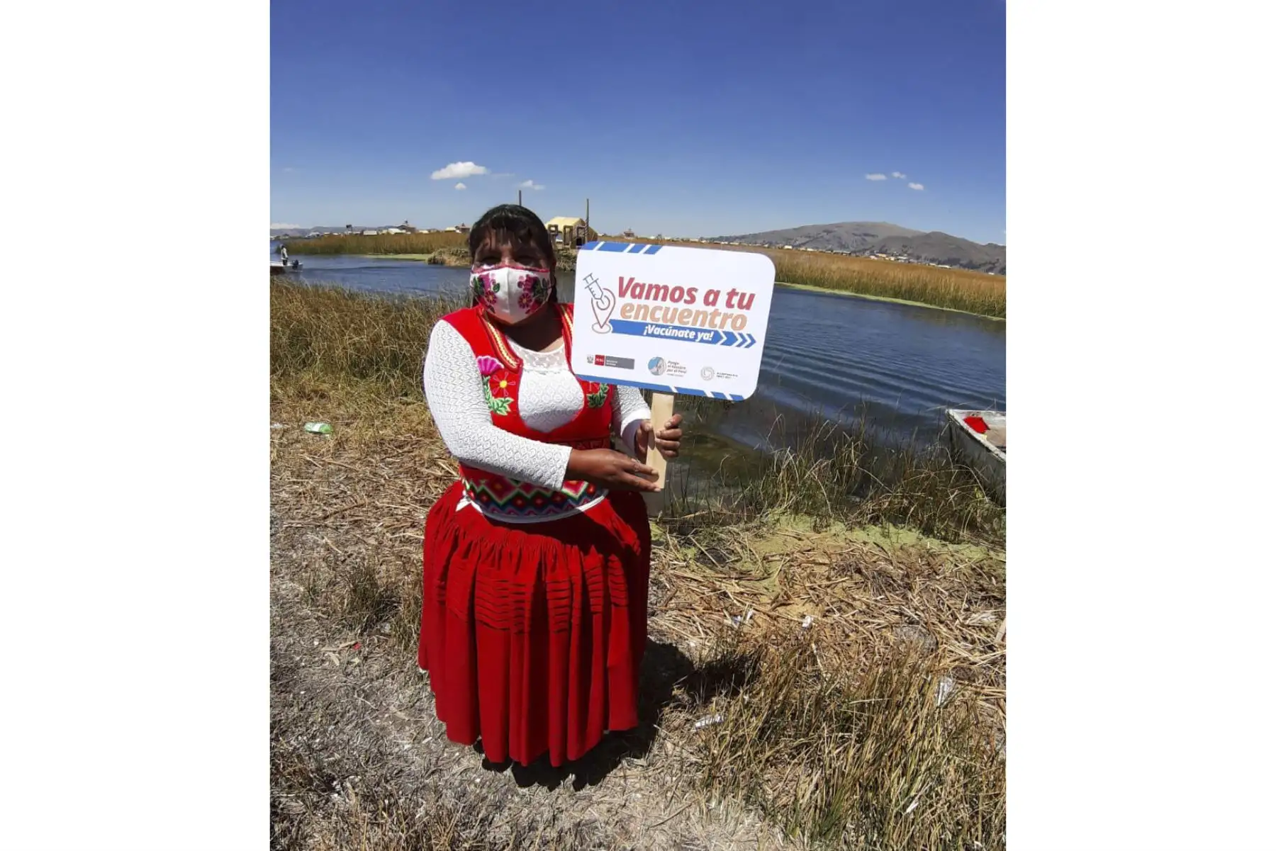 En Puno, el Minsa y la Diresa lanzan la estrategia de vacunación contra la covid-19 ¡Vamos a tu encuentro, vacúnate ya!, en el mercado Unión y Dignidad y en las islas de Los Uros. Foto: Minsa