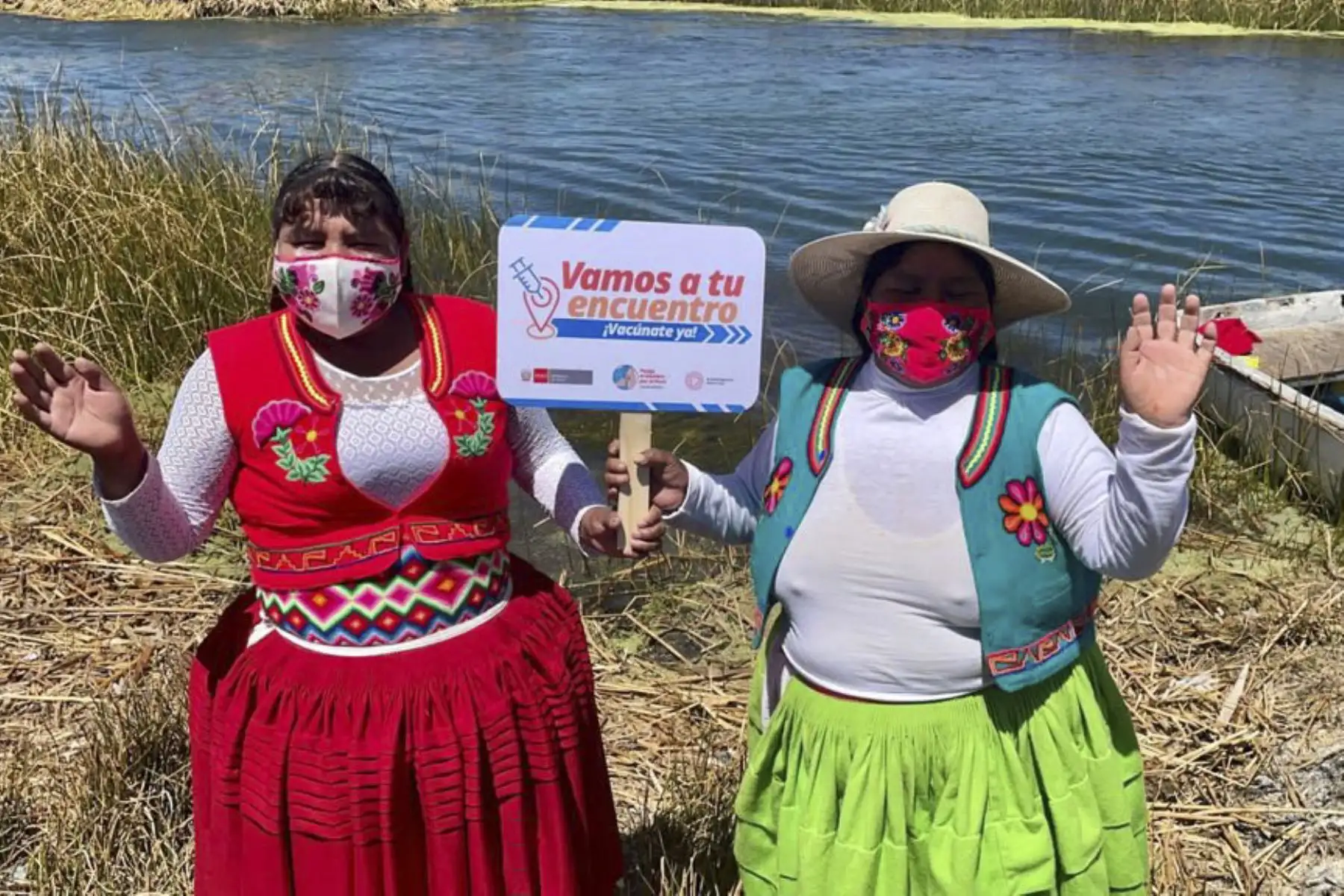 En Puno, el Minsa y la Diresa lanzan la estrategia de vacunación contra la covid-19 ¡Vamos a tu encuentro, vacúnate ya!, en el mercado Unión y Dignidad y en las islas de Los Uros. Foto: Minsa