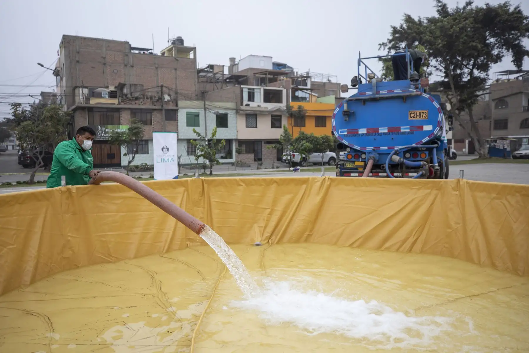Alcalde de Lima, Jorge Muñoz, supervisa entrega de agua potable a vecinos de San Juan de Lurigancho que carecen del suministro hace varios días por obras de alcantarillado de Sedapal. Foto: MML