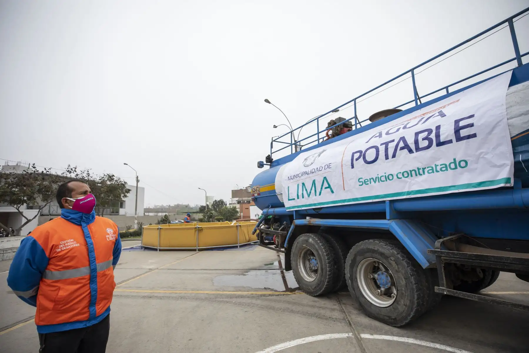 Alcalde de Lima, Jorge Muñoz, supervisa entrega de agua potable a vecinos de San Juan de Lurigancho que carecen del suministro hace varios días por obras de alcantarillado de Sedapal. Foto: MML